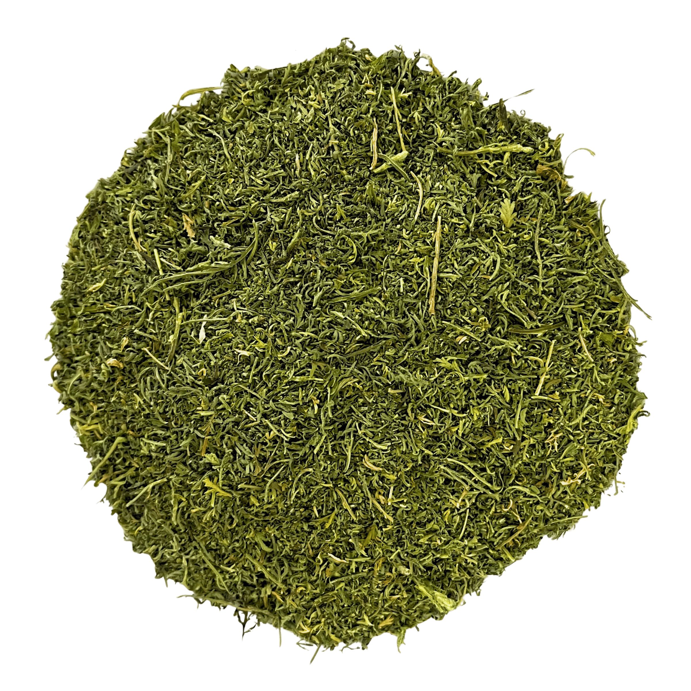 Haufen getrockneter, grüner Artemisia Annua Blätter. Nahaufnahme, isoliert auf weißem Hintergrund.
