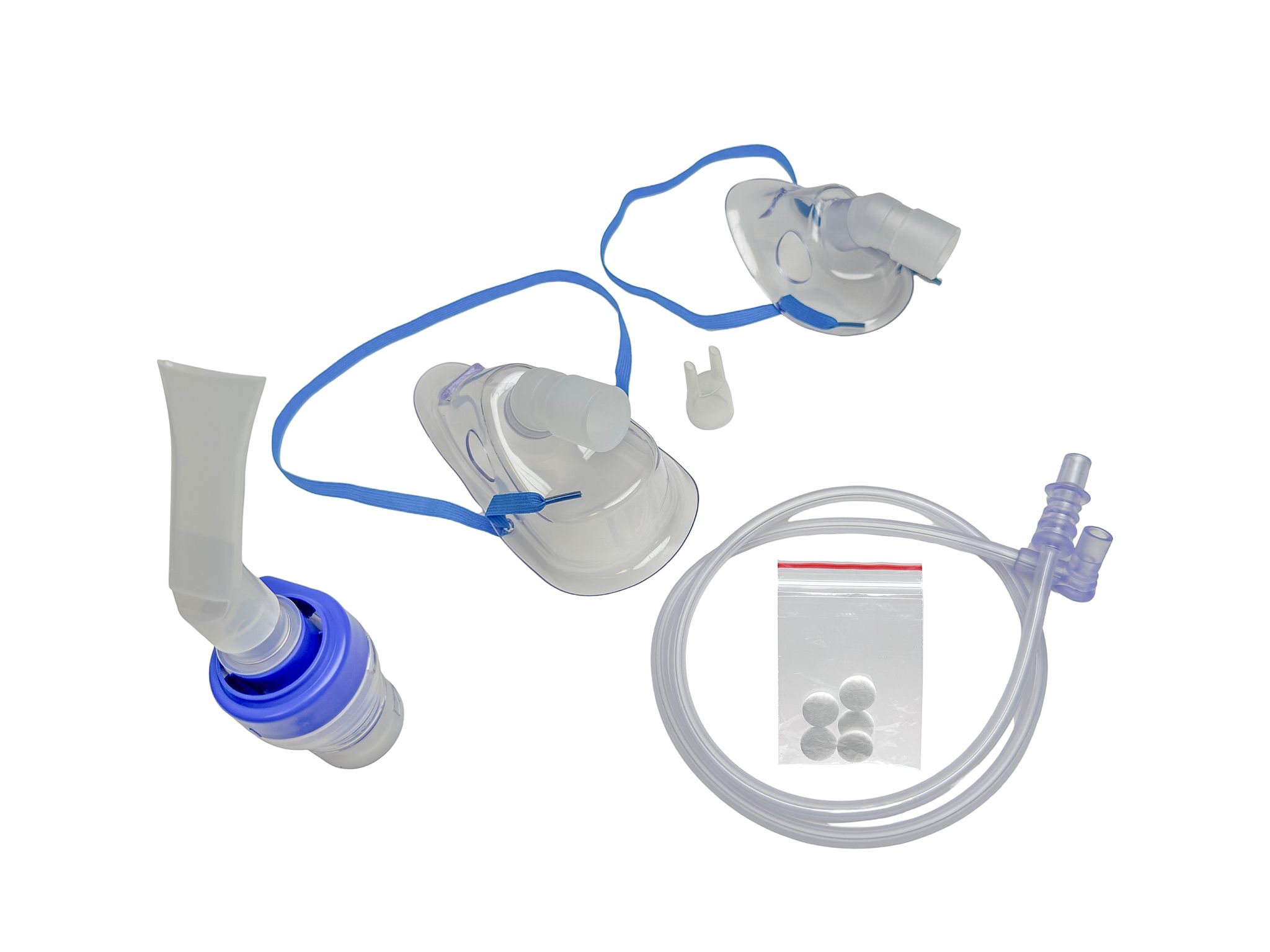 Verschiedene Vernebler-Komponenten: Mundstück, Masken, Schlauch, Filter in Beutel.