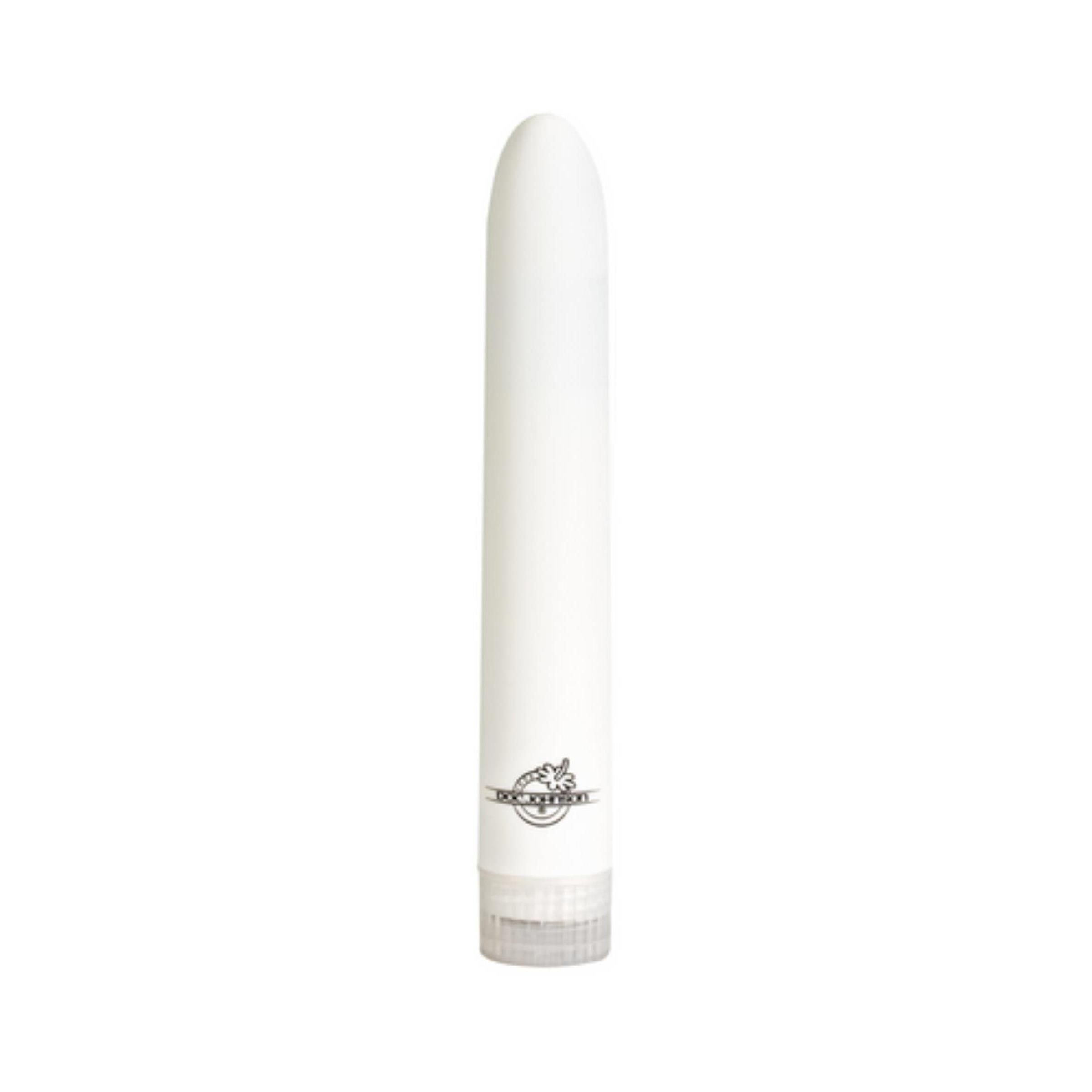 Weißer Vibrator mit abgerundeter Spitze. Aufschrift: Doc Johnson. Transparenter Sockel.