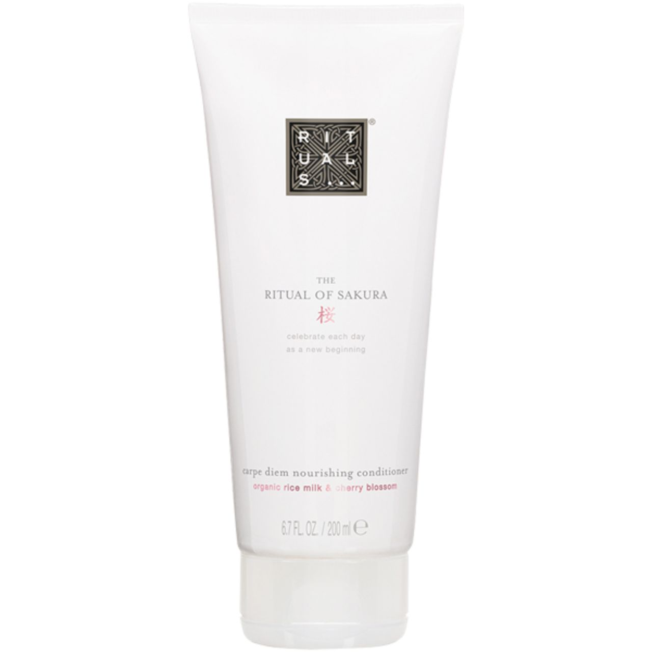 Weiße Tube mit schwarzem Logo und Text. "The Ritual of Sakura" und "carpe diem nourishing conditioner" sind lesbar.