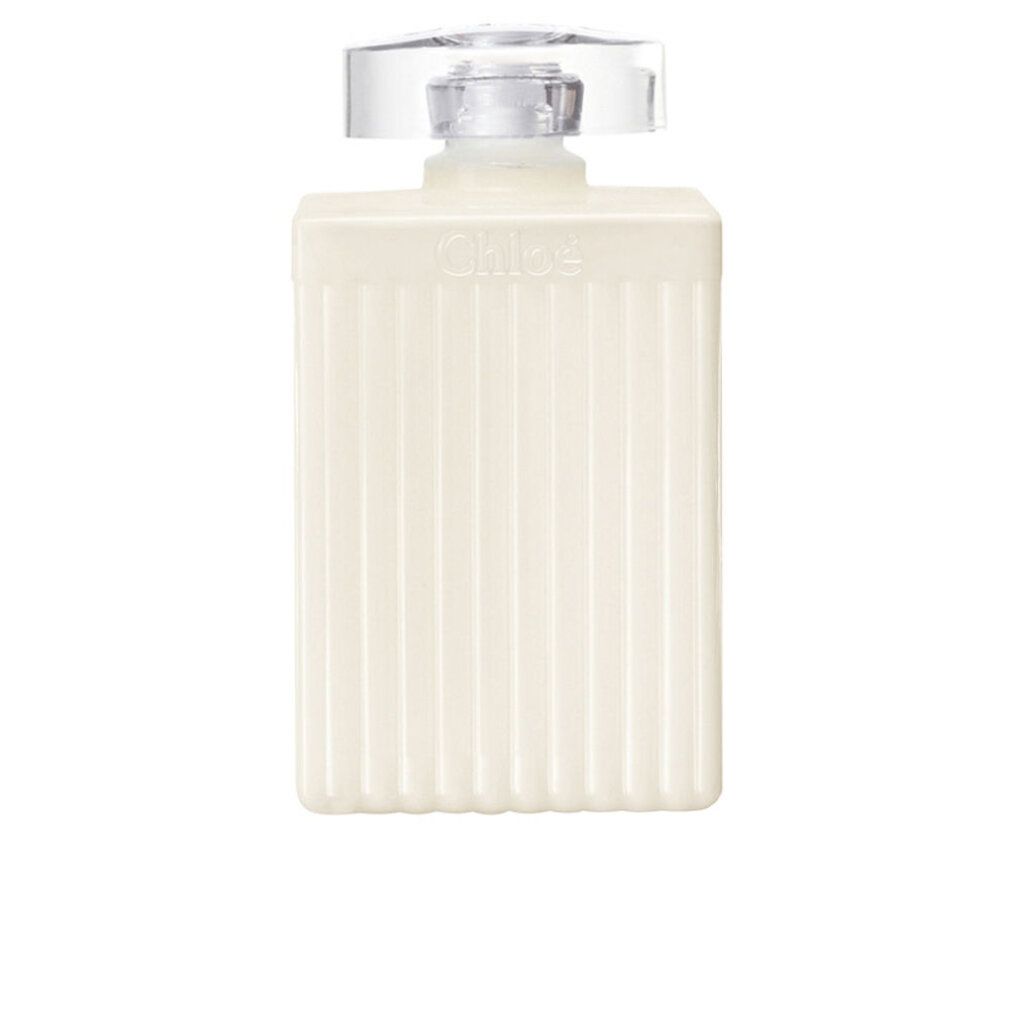 Weiße Körperlotion-Flasche mit geriffelter Oberfläche und transparentem Deckel. "Chloé" ist nicht sichtbar.