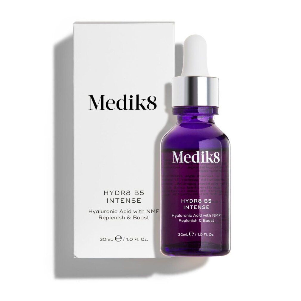 Violette Flasche und weiße Verpackung. Medik8-Logo und Produktbezeichnung. Text: HYDR8 B5 INTENSE, Skin Ageing.