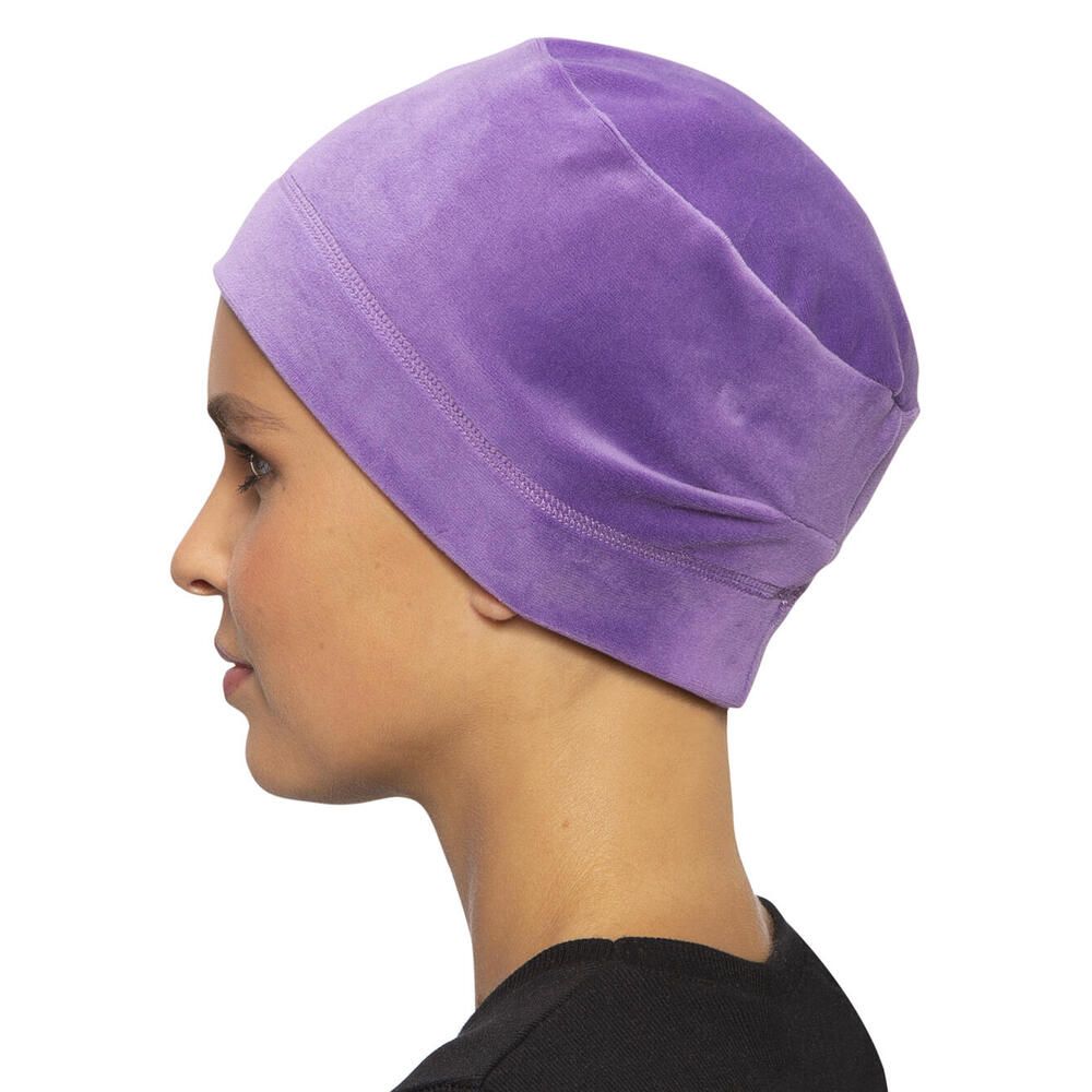 Irisviolett Turban, Profil. Frau trägt ihn. Naht am Stirnband. Weicher Stoff.