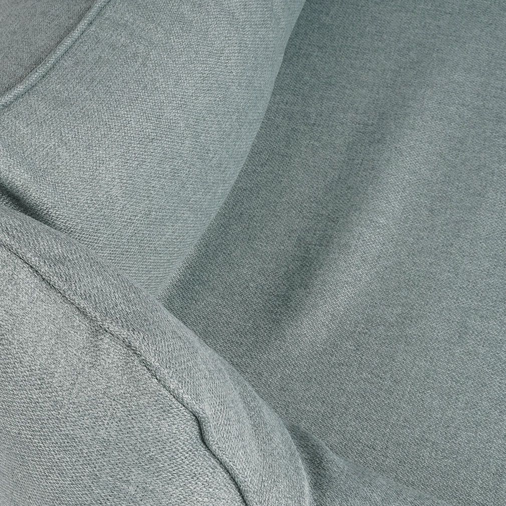 Nahaufnahme des hellgrauen Stoffes des orthopädischen Hundebetts Luisa. Die Textur ist sichtbar, mit Nähten an den Kanten.