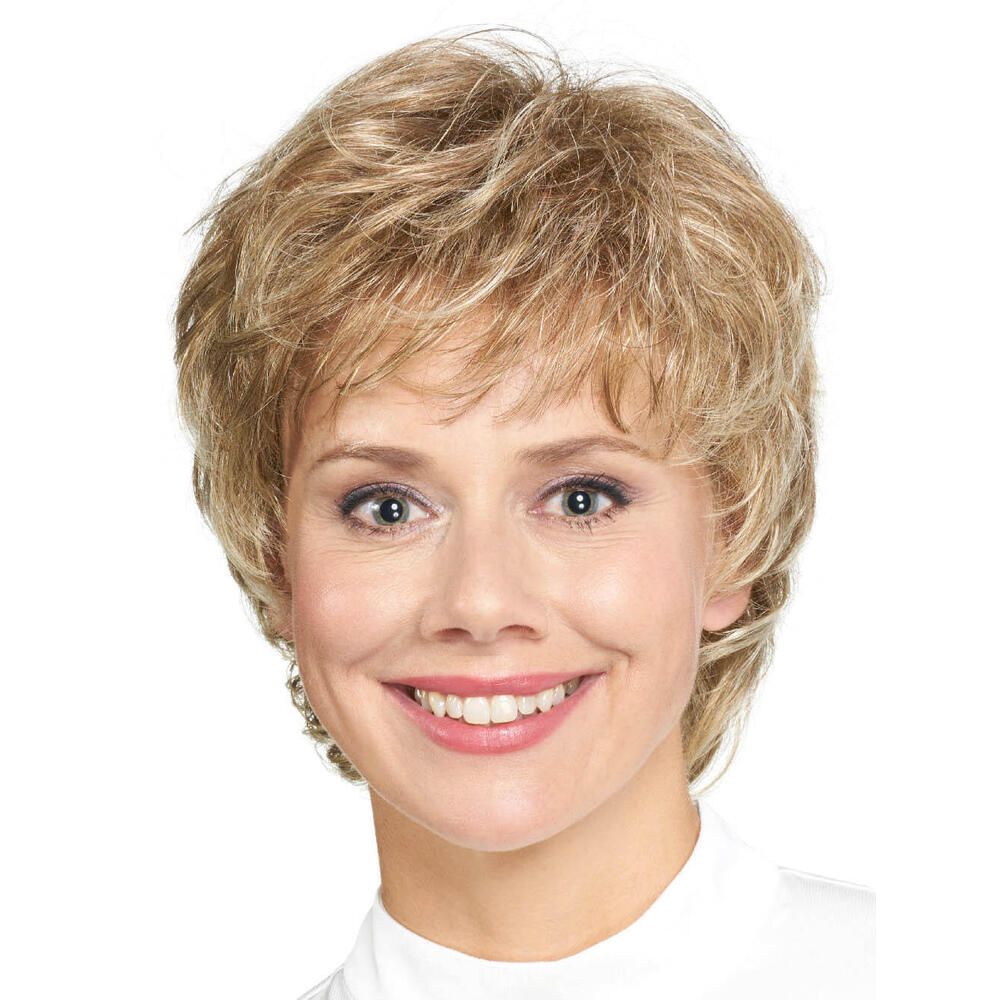 Kurzhaarperücke, blond, gewellt, auf einer Frau. Frontansicht, Frau lächelt.