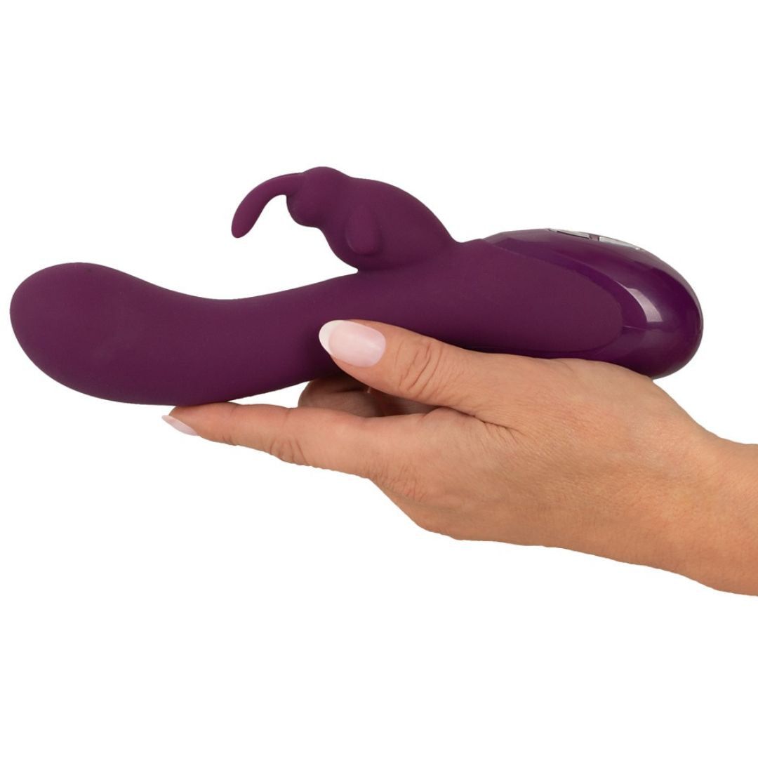 Lila Vibrator, gehalten in einer Hand. Kaninchenohren-Design.