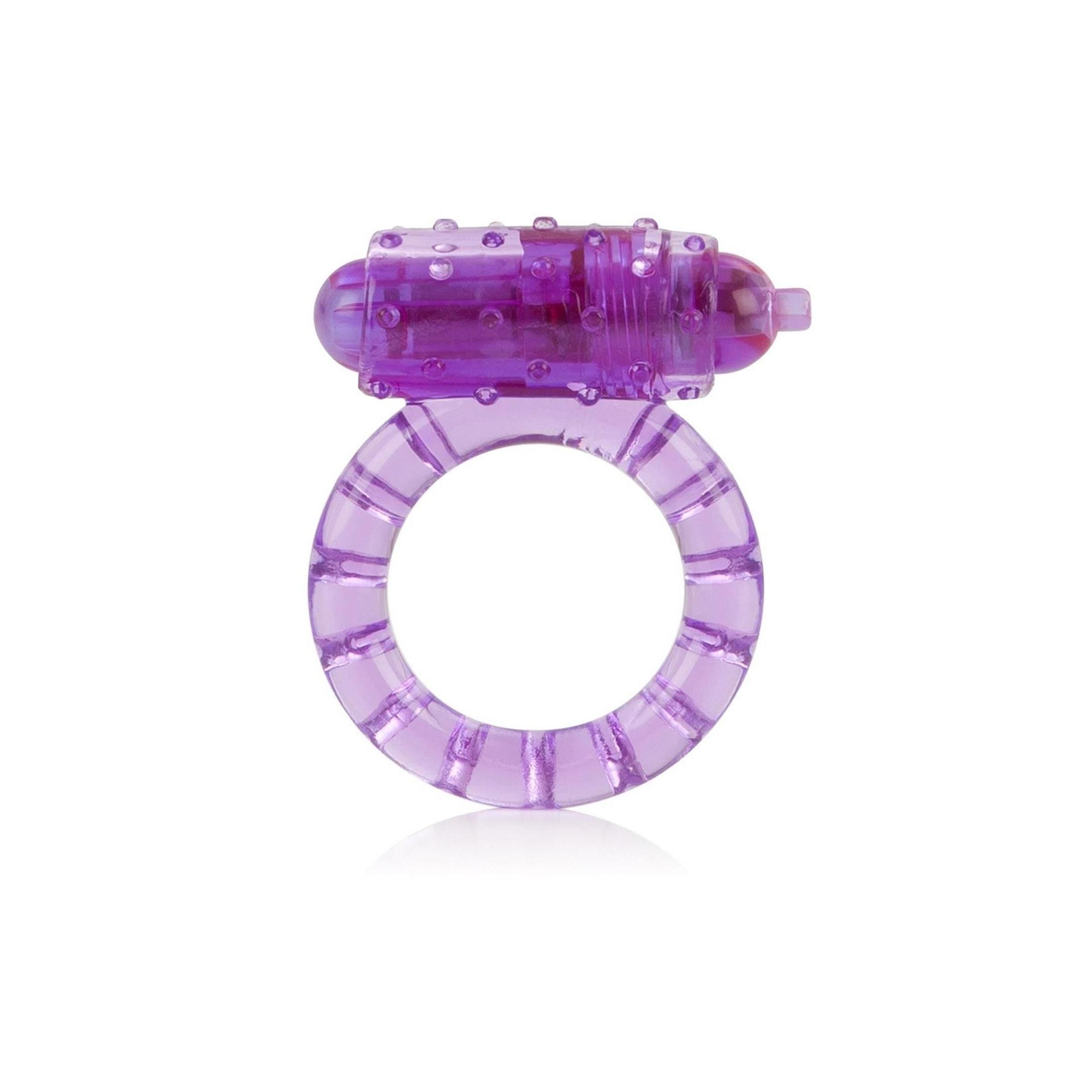 Lila Ring mit Noppen und Stimulator. Auf weißem Hintergrund.