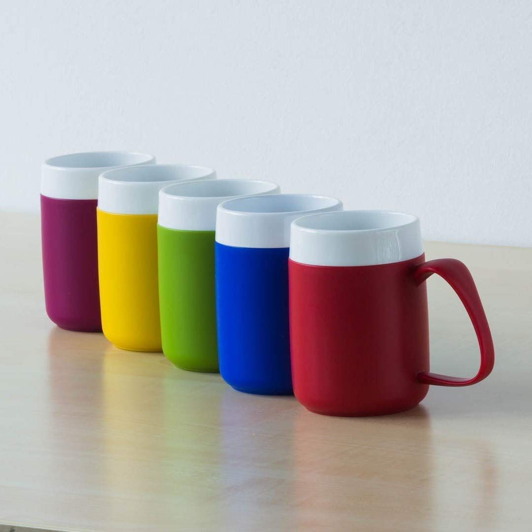 Reihe von Bechern in verschiedenen Farben mit weißem Rand und Henkel.