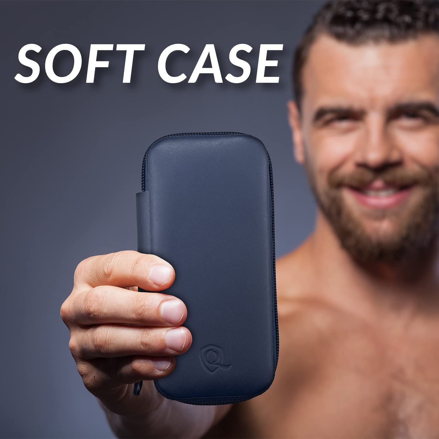 Dunkelblaues, rechteckiges Etui. Reißverschluss. Gehalten von einer Person. Aufschrift: SOFT CASE.