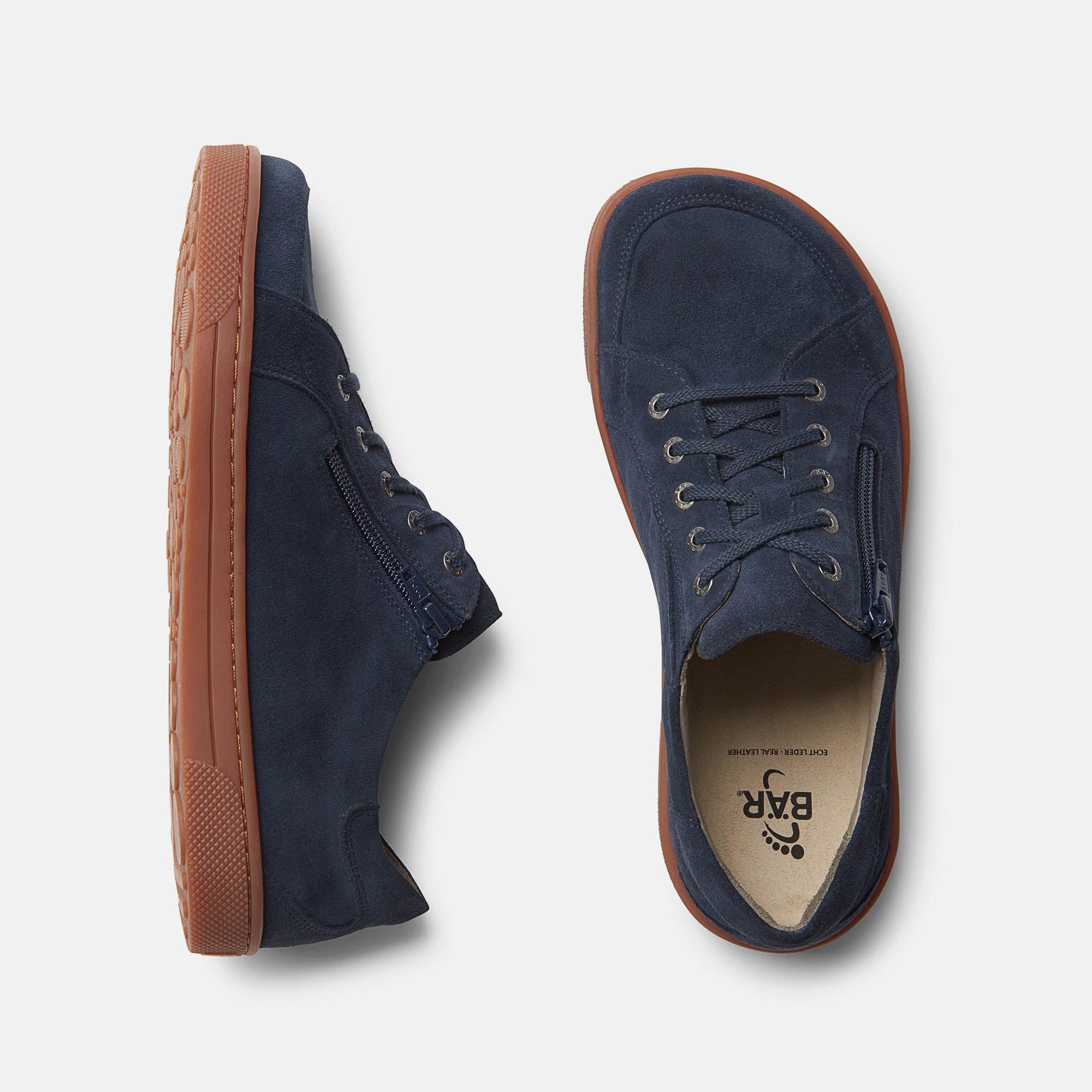 Zwei blaue Schnürschuhe mit brauner Sohle. Reißverschluss an der Seite. Schnürsenkel. Hellgrauer Hintergrund.