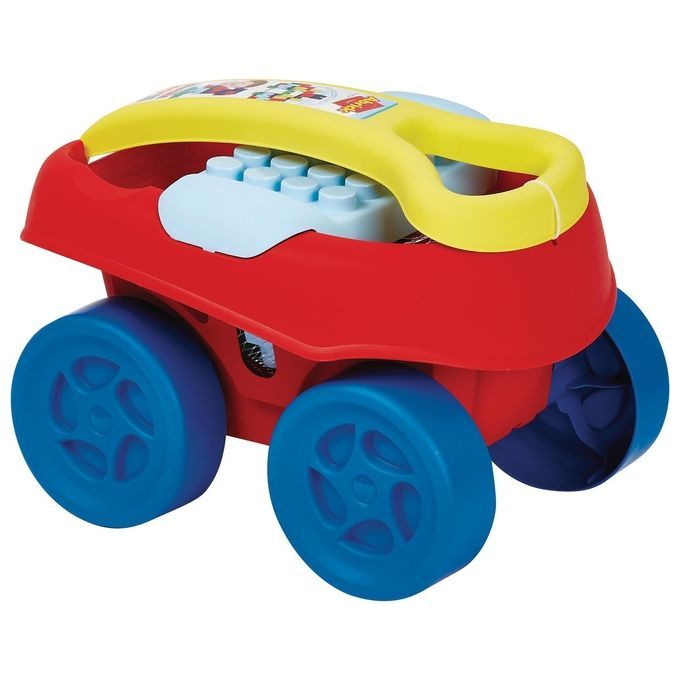 Un carrello giocattolo rosso con manico giallo e ruote blu. Il carrello contiene blocchi blu e un manico giallo. Il carrello ha quattro ruote blu.