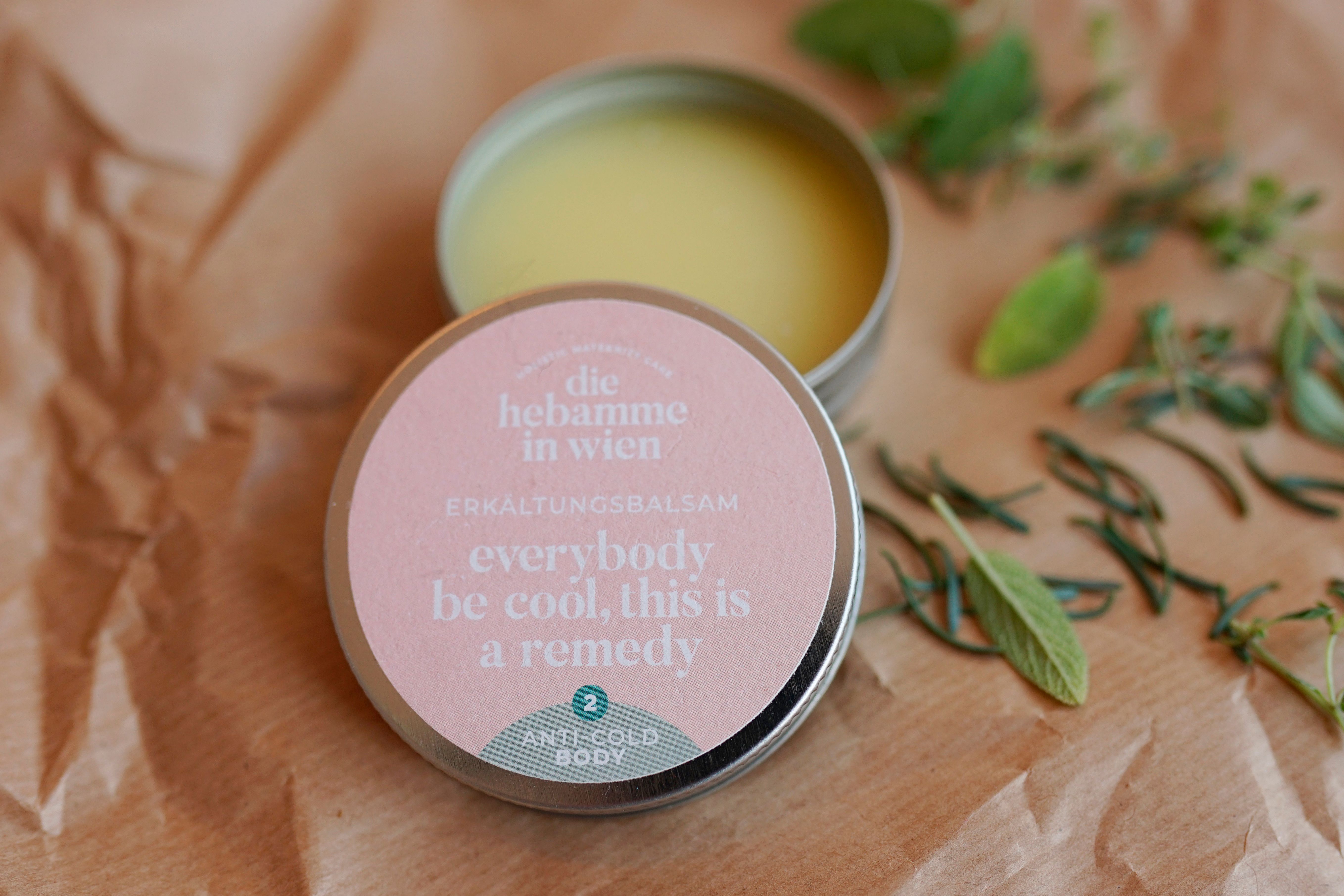 Runde Dose mit rosa Deckel. Aufschrift: everybody be cool, this is a remedy. Dose geöffnet, Inhalt sichtbar.