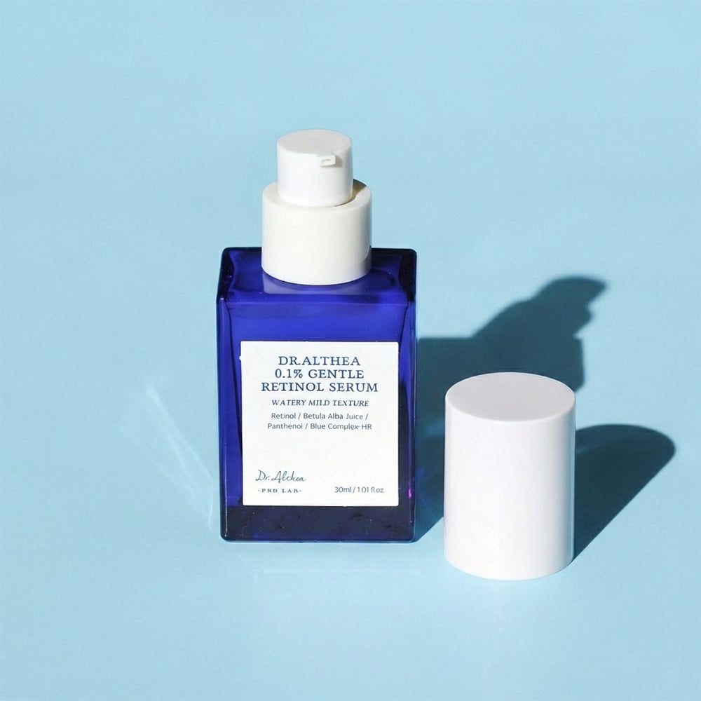 Tropfen von Dr. Althea 0,1% Sanftem Retinol-Serum mit Text über Retinol.