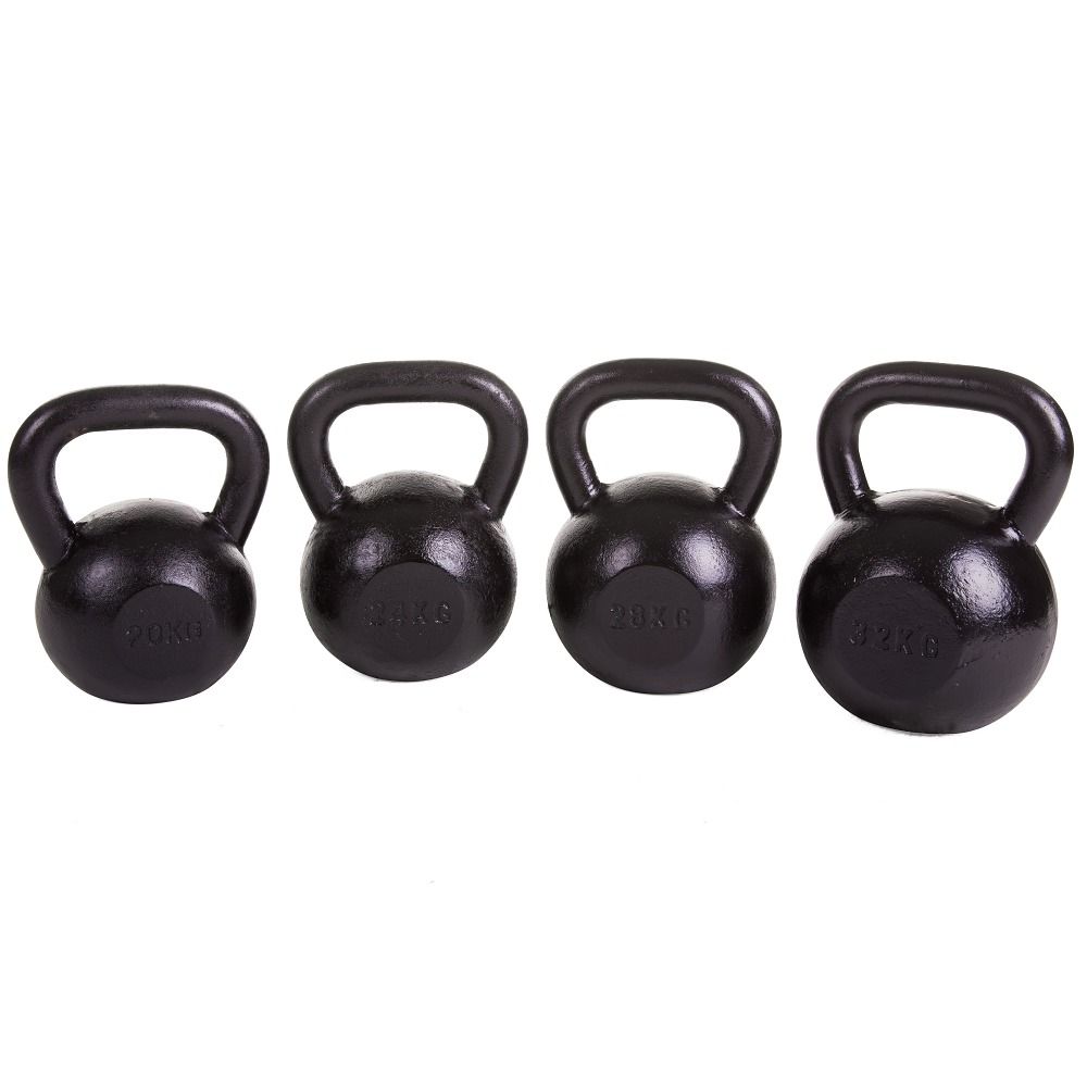 Vier schwarze Kettlebells aus Gusseisen mit Griffen, jeweils mit Gewichtangabe.