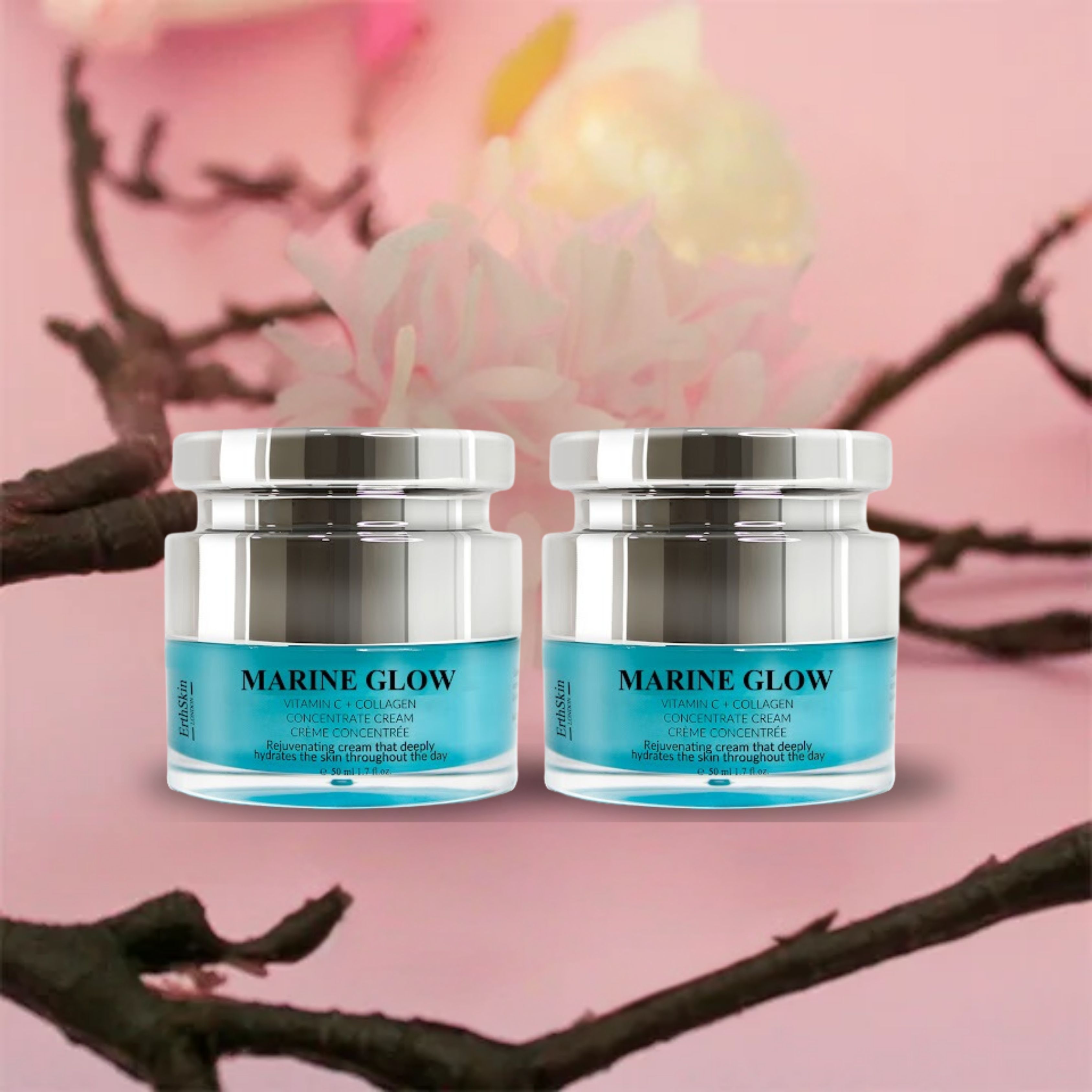 Zwei Tiegel Creme mit silbernen Deckeln. Aufschrift: Marine Glow Vitamin C + Collagen Concentrate Cream. Türkisfarbener Boden. Hintergrund: Blüten und Äste.