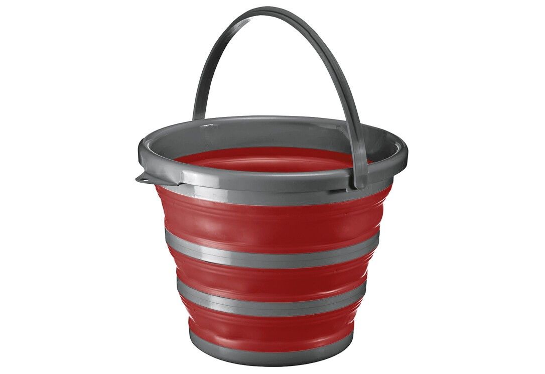 Roter, zusammenklappbarer Eimer mit grauem Rand und Griff. Zylindrische Form mit geriffelter Struktur. Grauer Griff.