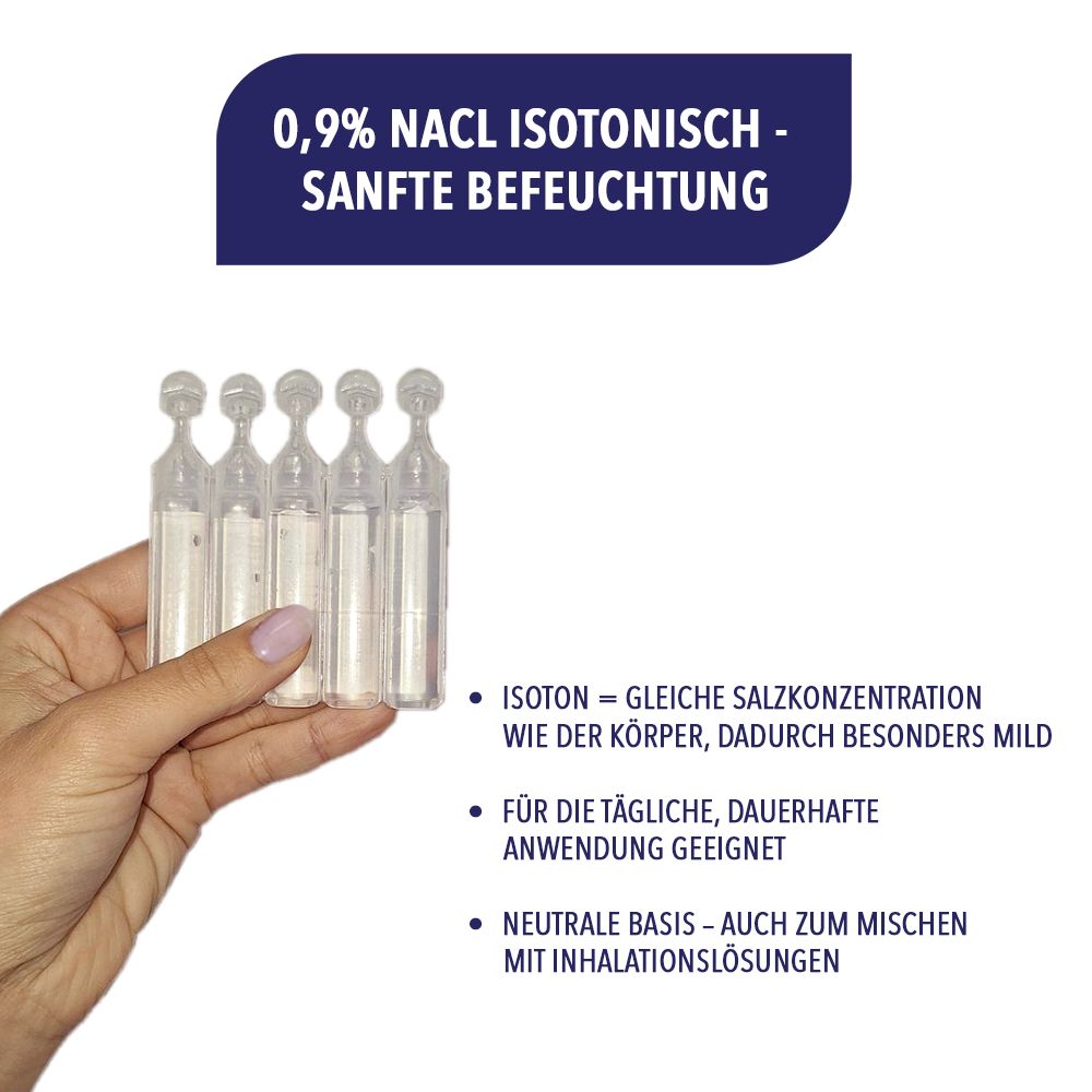 Fünf kleine Ampullen mit isotonischer Kochsalzlösung, 0,9% NaCl, in einer Hand.