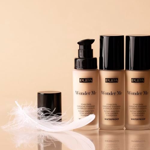 Drei Pupa Wonder Me Foundation Flaschen und eine Kappe, mit Feder.
