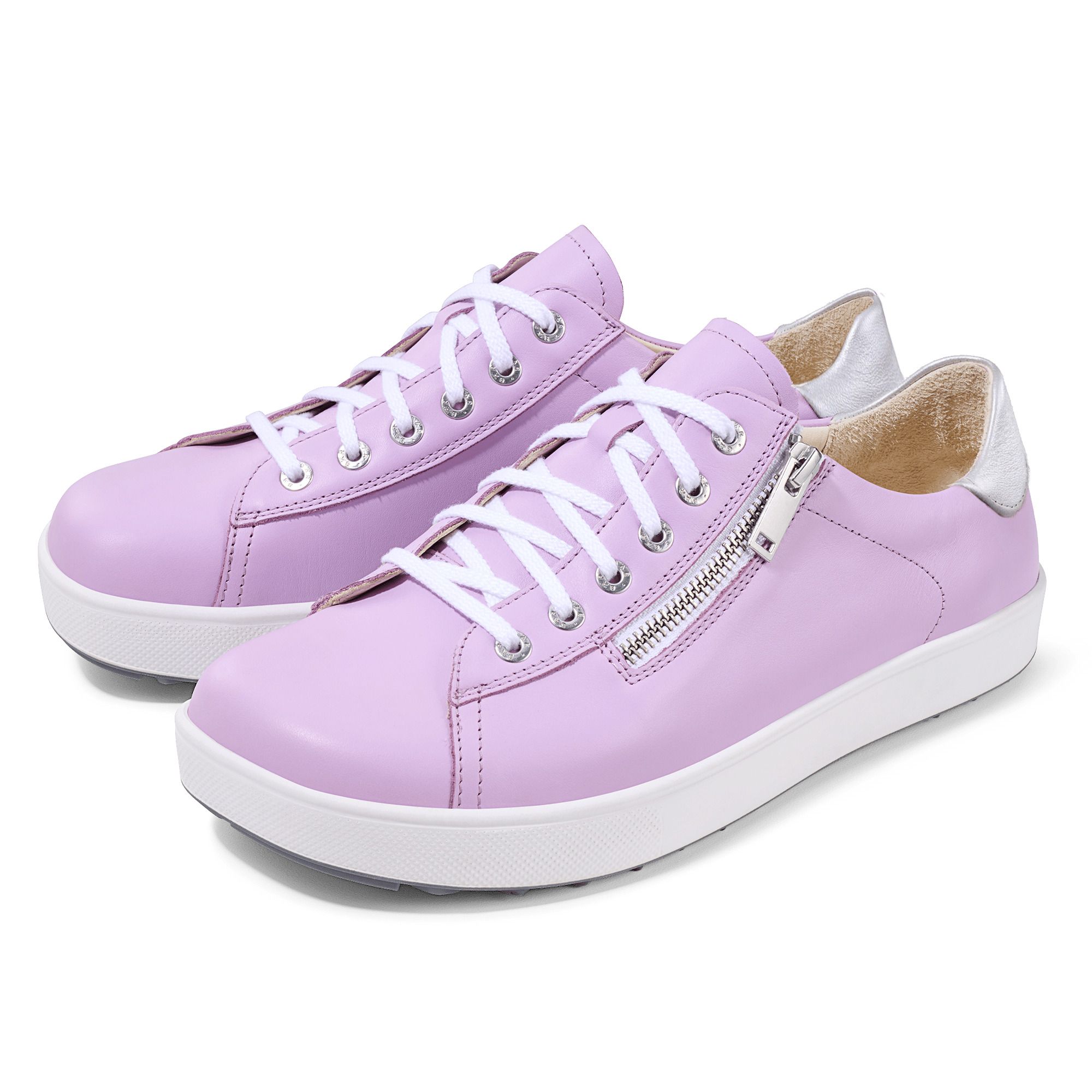 Zwei lilafarbene Schnürschuhe mit weißer Sohle und Reißverschluss. Silberfarbener Fersenbereich. Schnürsenkel weiß.