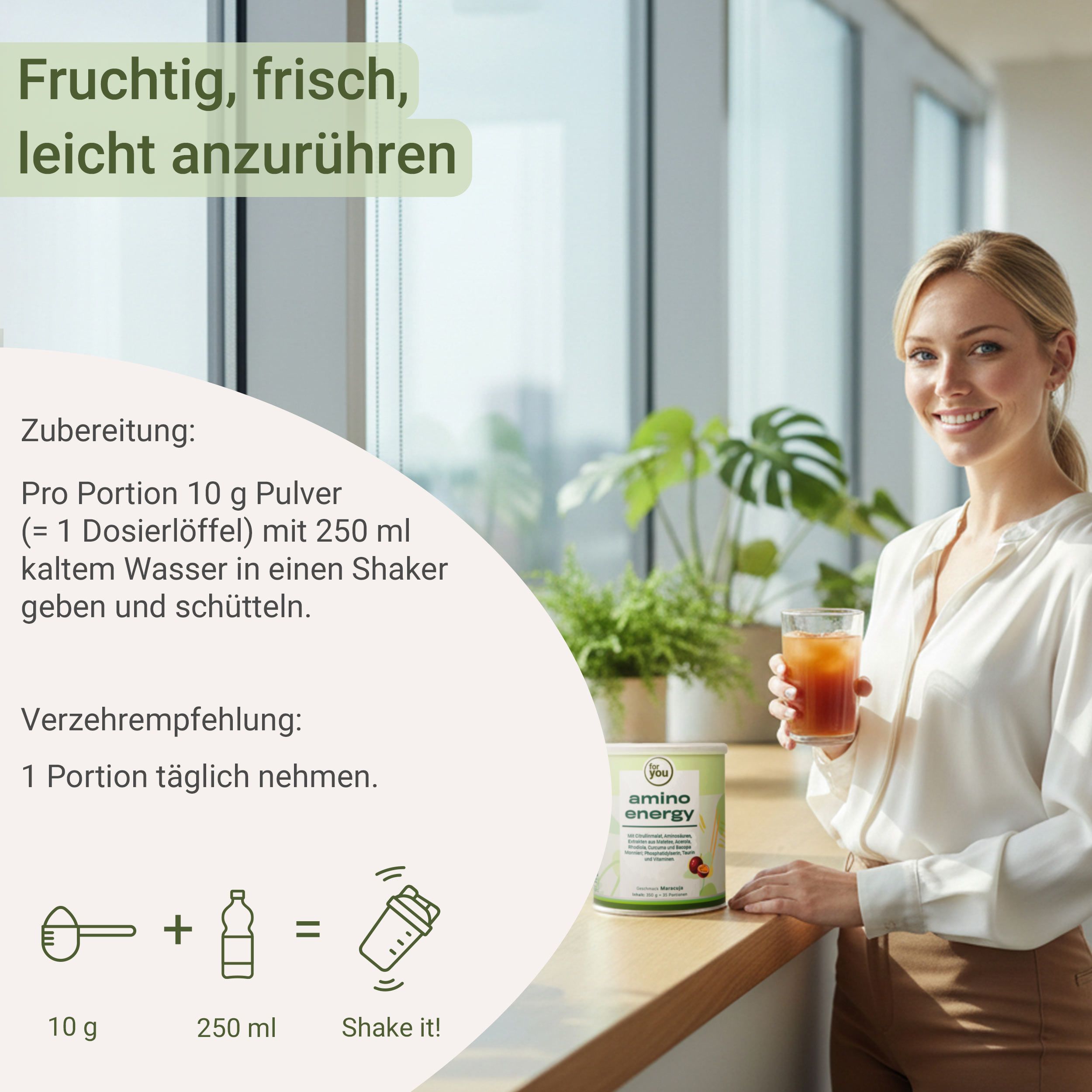 Frau hält Glas mit Getränk, Dose im Hintergrund. Dose mit "for you amino energy"-Logo. Text: "Pro Portion 10 g Pulver mit 250 ml Wasser schütteln".