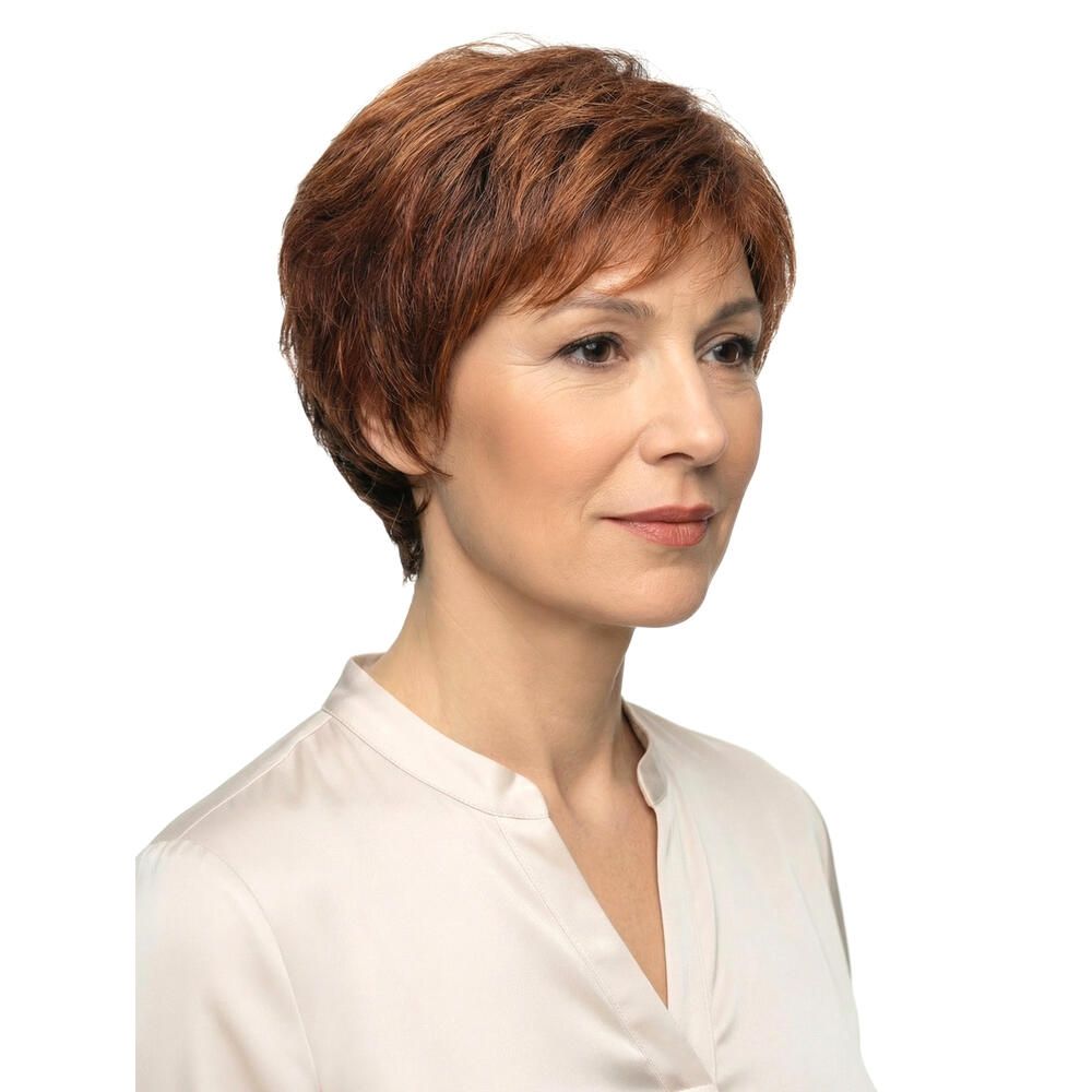 Kurzhaarperücke, rotbraun, auf einer Frau. Seitenansicht. Die Frau trägt ein helles Hemd.
