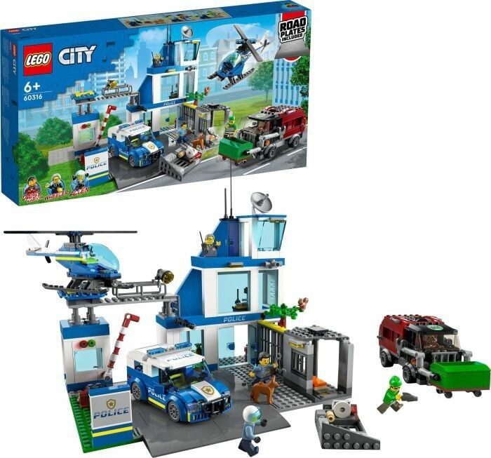 LEGO City Police 60316. Il set mostra una stazione di polizia blu con un elicottero, un'auto della polizia e un camion della spazzatura. La confezione mostra il set e include delle figurine. Il set include anche una cella di prigione e accessori.