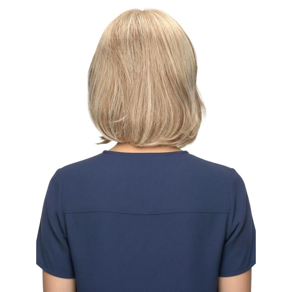 Blonde Perücke mit helleren Strähnen. Mittellange, glatte Frisur. Frau mit blauem Oberteil. Rückansicht.