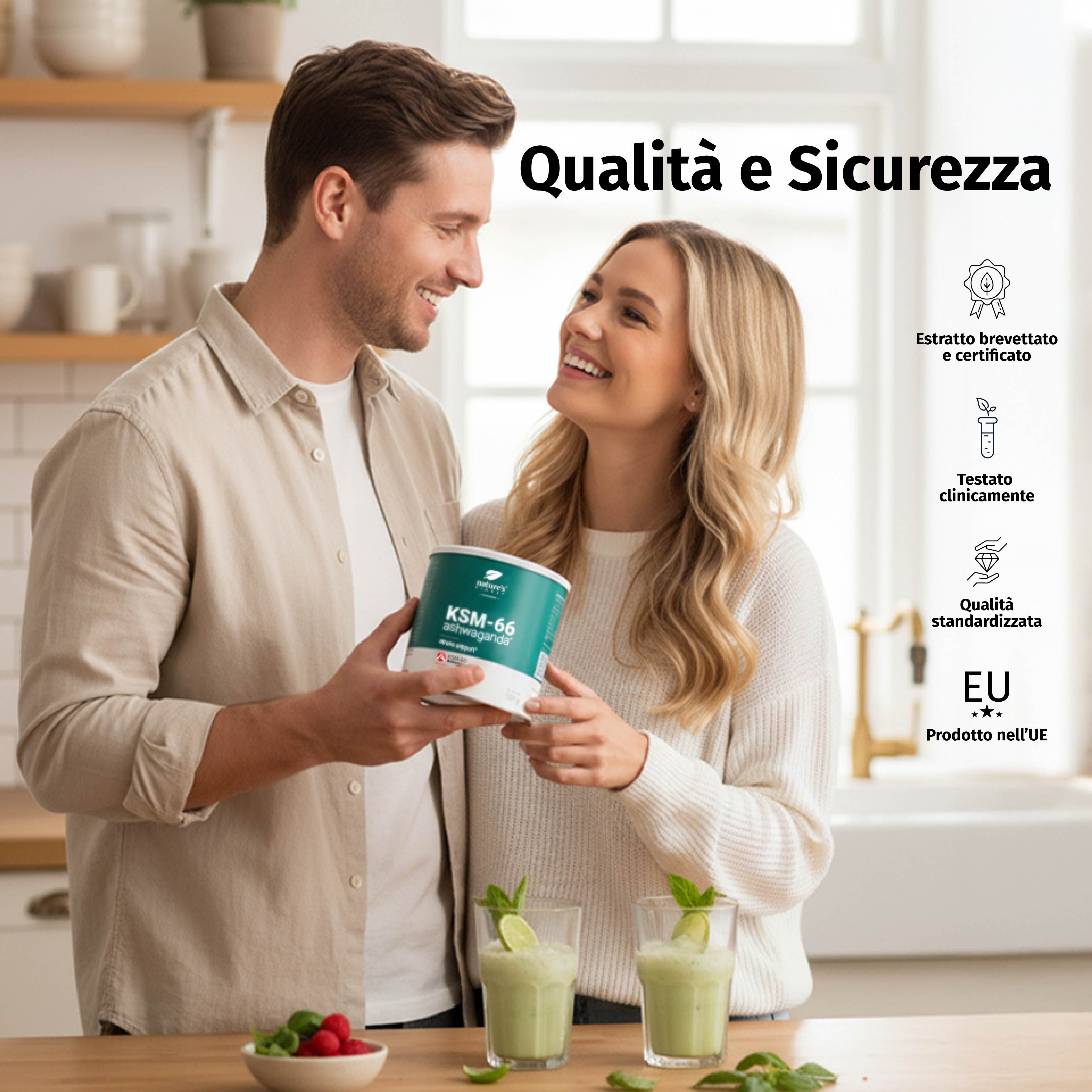 Paar hält Dose KSM-66 Ashwagandha. Zwei Gläser grünes Getränk. Text: Qualità e Sicurezza. Zertifizierungen: Extratto brevettato, Testato clinicamente, Qualità standardizzata, EU.
