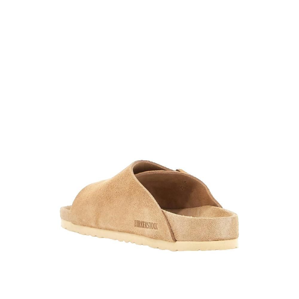 Sandalo beige in camoscio. Marchio sul lato della suola.