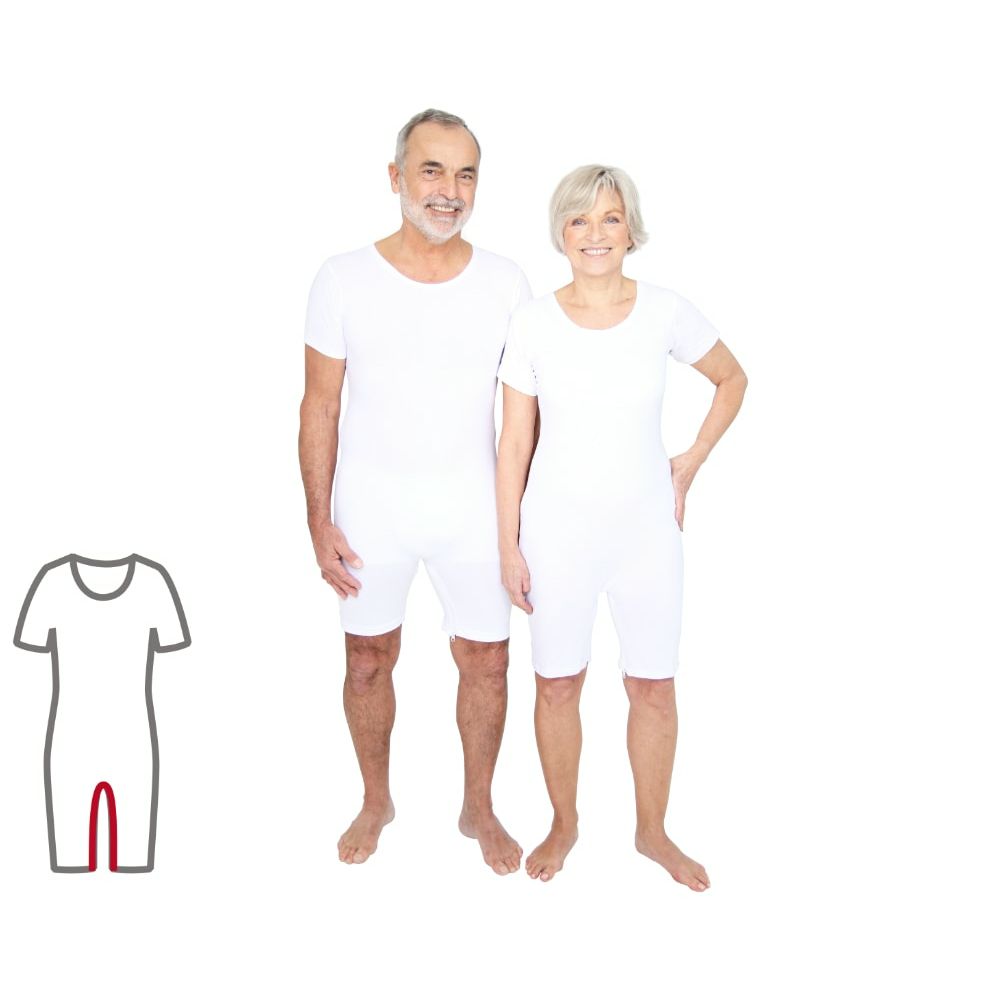 Weißer Pflegebody mit Beinreißverschluss. Kurzarm, unisex. Zwei Personen tragen den Body.