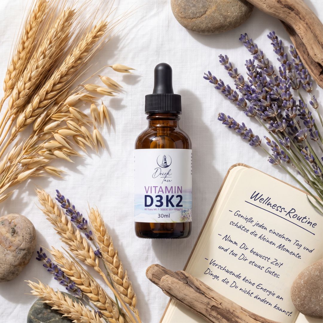 Deichtau Vitamin D3 K2 Tropfenflasche inmitten von Naturmaterialien wie Weizenähren und Lavendel. 30ml.