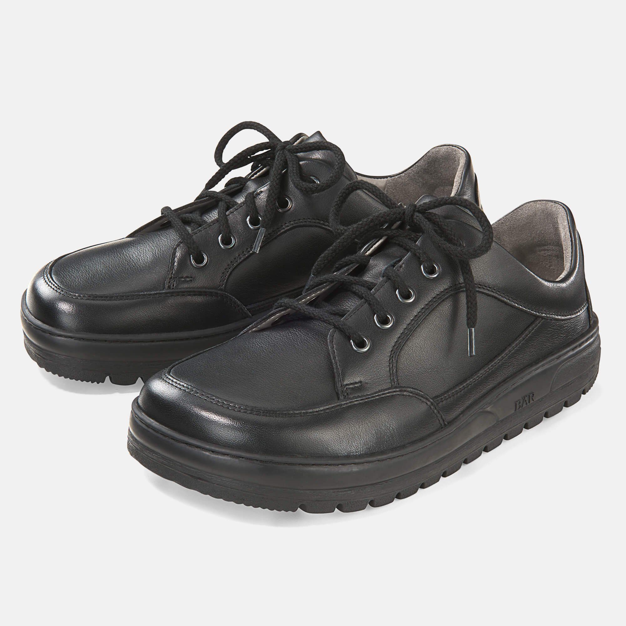 Schwarze Schnürschuhe, breite Passform. Leder-Obermaterial, Schnürsenkel. BÄR-Logo an der Sohle.