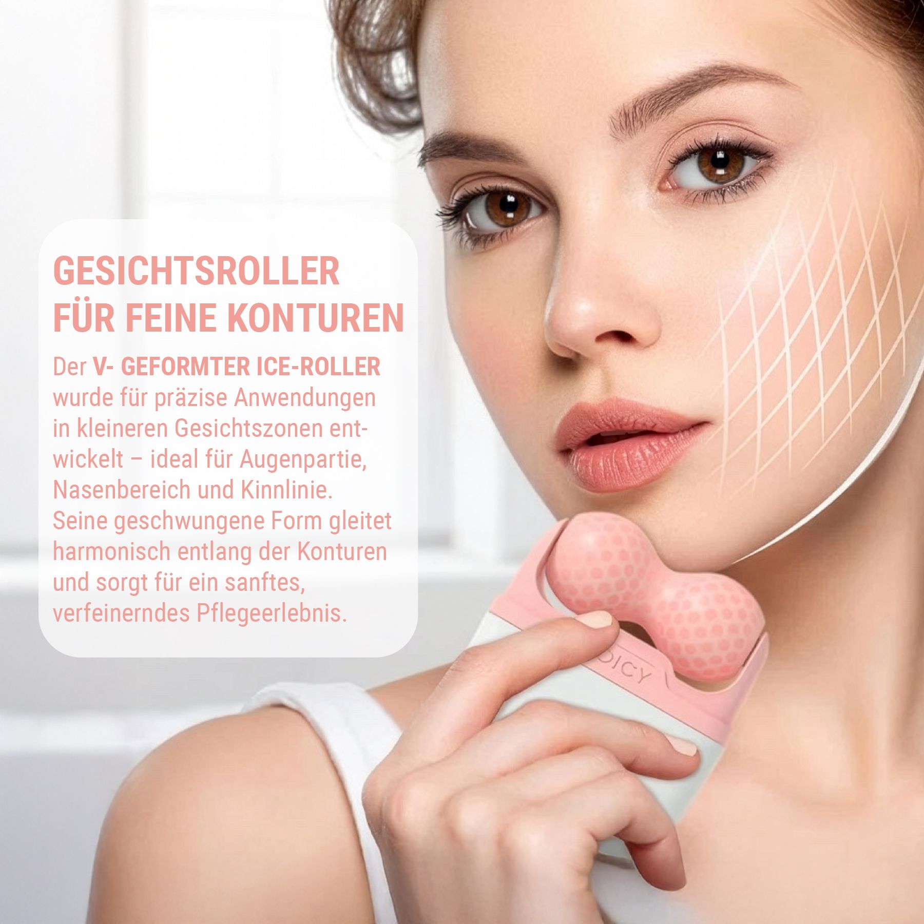Frau hält rosa Ice-Roller am Gesicht. Weißes Gehäuse, rosa Kugeln. SOICY-Logo. Gesichtskonturen.