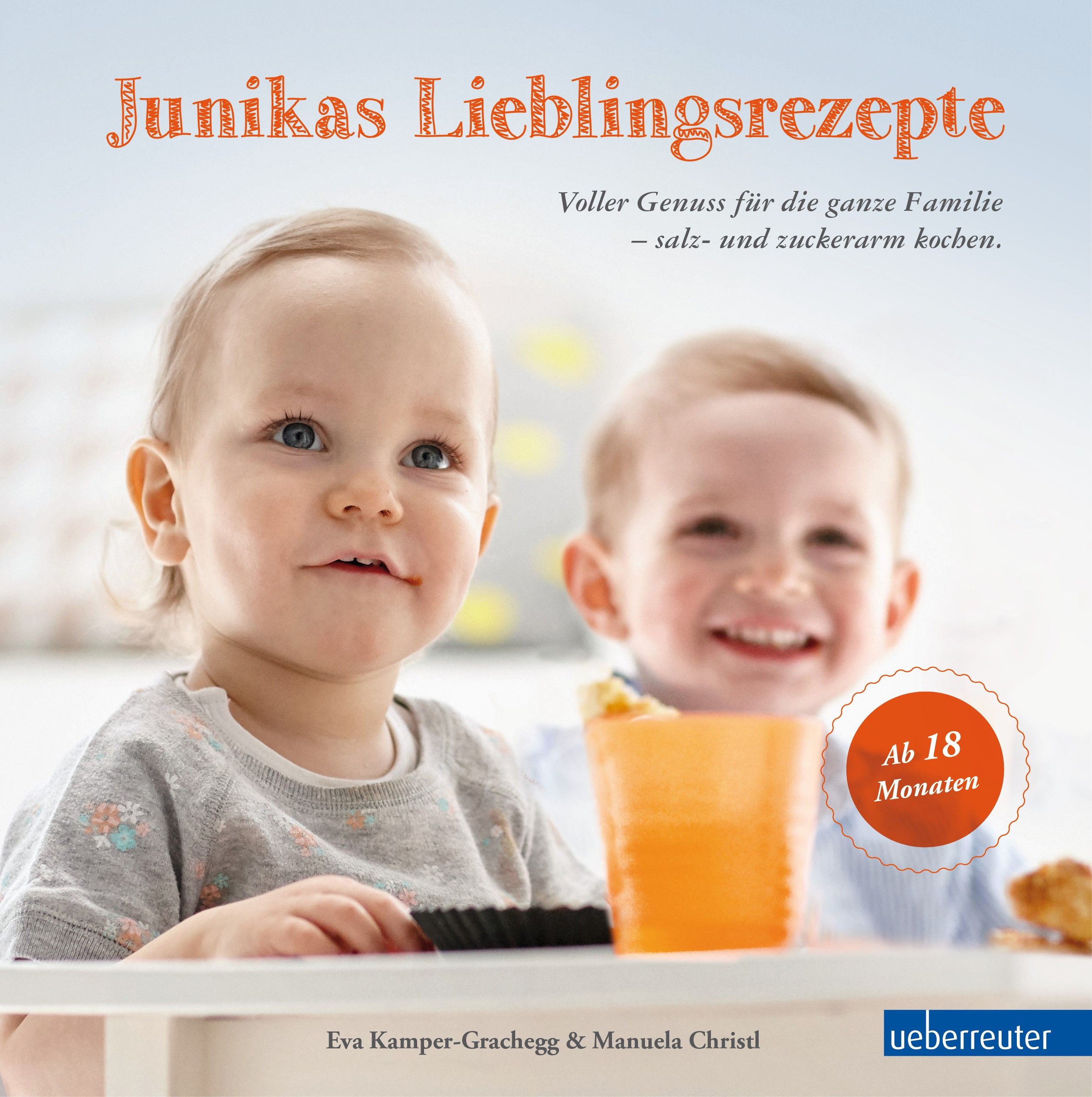 Buchcover mit zwei Kleinkindern. Titel: Junikas Lieblingsrezepte. Untertitel: Voller Genuss für die ganze Familie. Ab 18 Monaten. Verlag: ueberreuter.