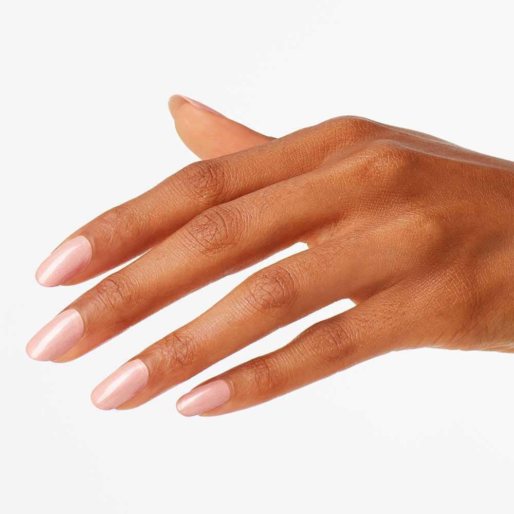 Hand mit lackierten Nägeln. Rosa Nagellack.