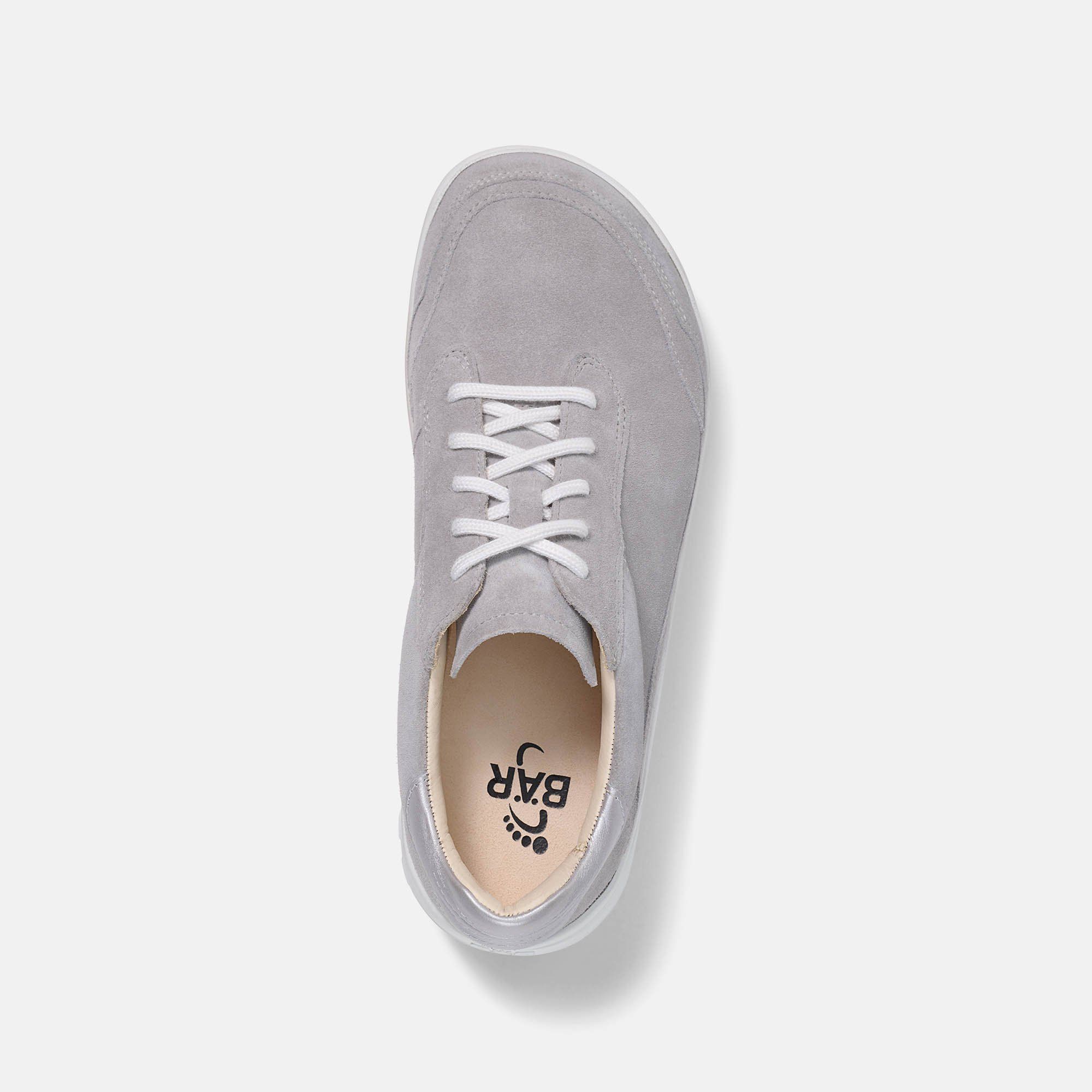 Draufsicht auf einen grauen Schuh mit weißer Sohle. Innensohle mit Logo. Weiße Schnürsenkel. Hellgraues Wildleder.