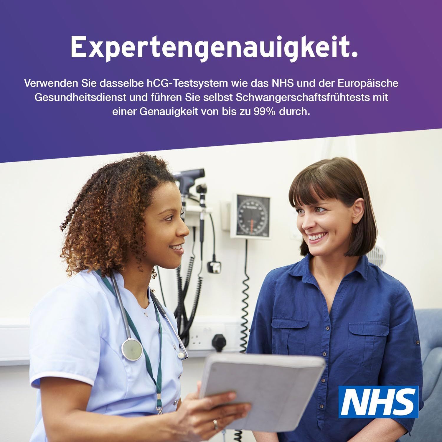 Ärztin und Patientin im Gespräch. Beide lächeln. Text: Expertengenauigkeit. NHS-Logo.