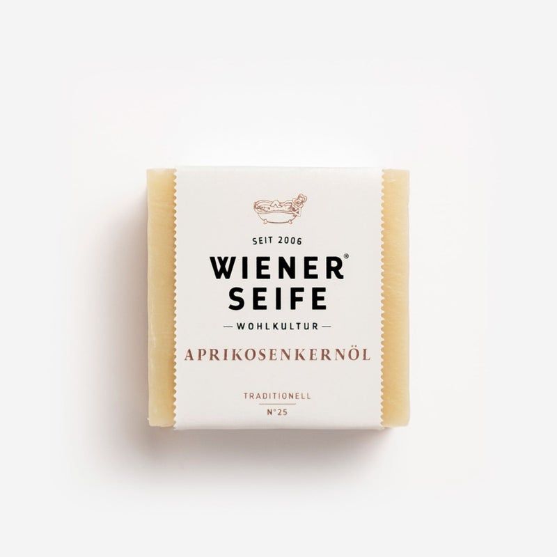 Seifenstück mit Papierbanderole. Aufschrift: Wiener Seife, Aprikosenkernöl, Traditionell, N°25.