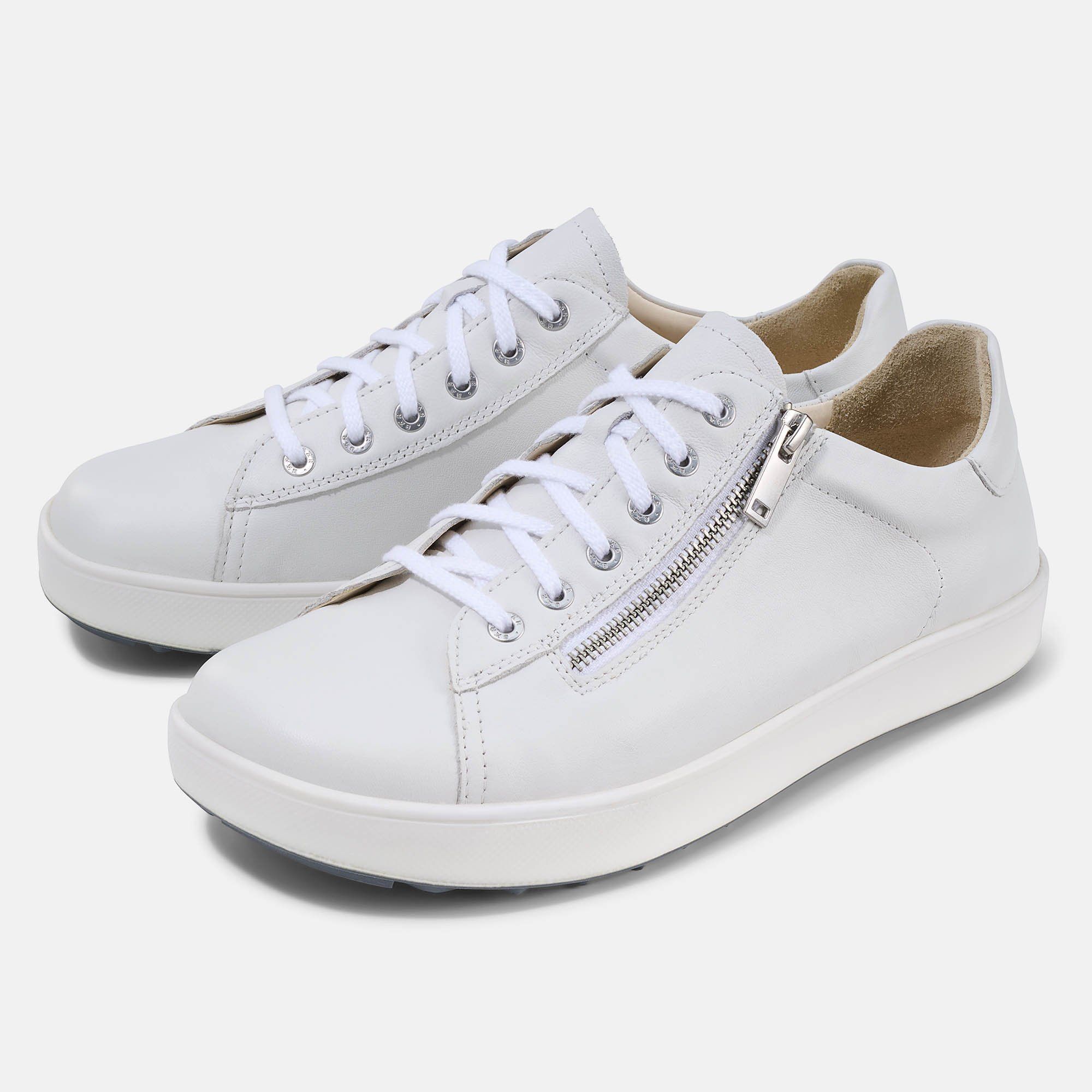 Weiße Schnürschuhe mit Reißverschluss. Flache Sohle, weißes Leder. Zwei Schuhe nebeneinander, Ansicht von der Seite.