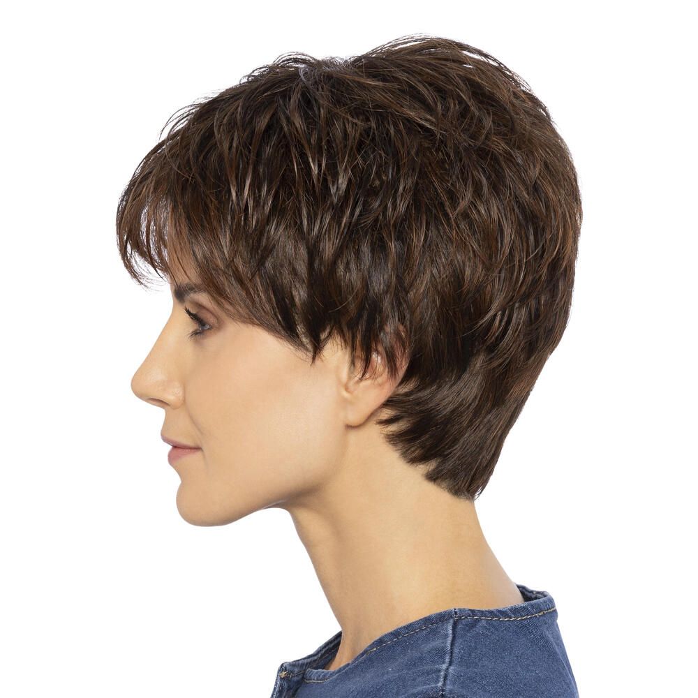 Kurzhaarperücke in Braun mit Pony. Seitenansicht einer Frau mit Perücke.
