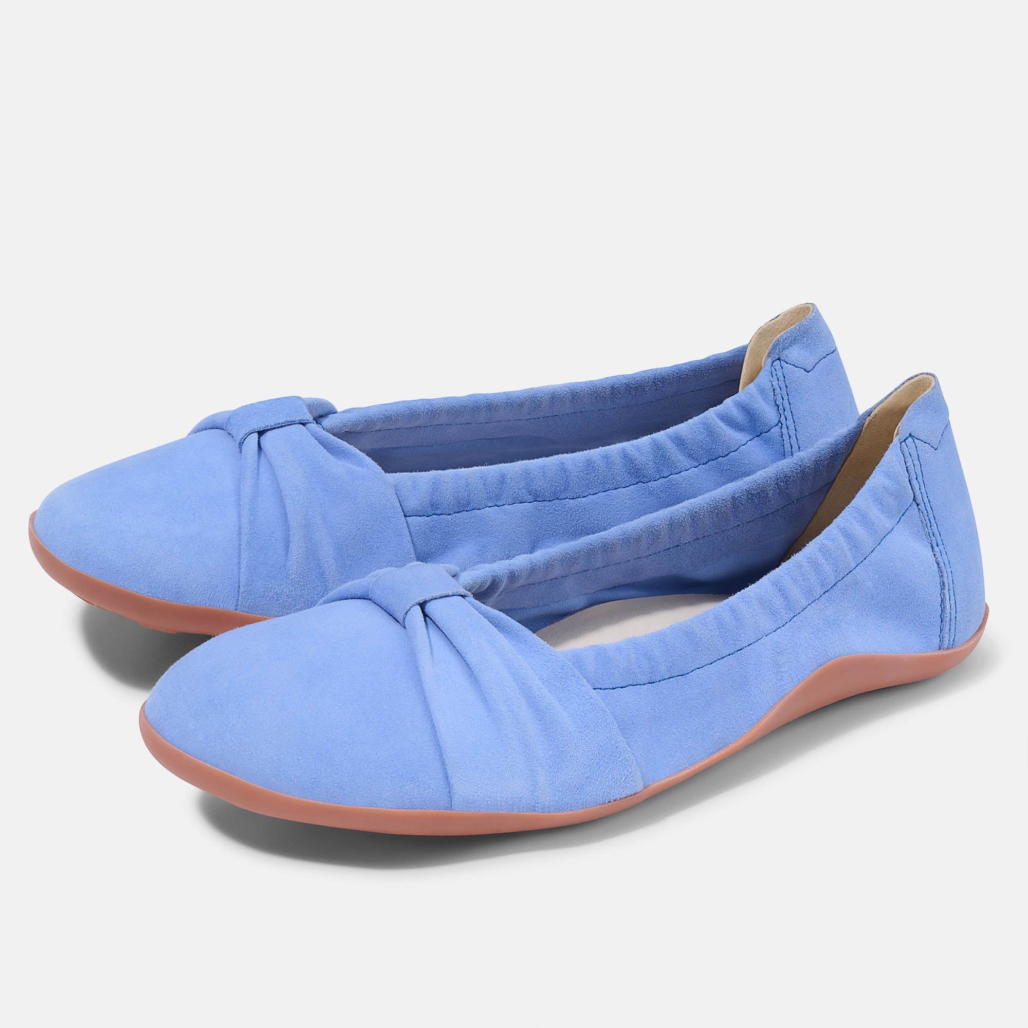 Oberansicht einer blauen Ballerina mit Schleife und sichtbarem Markenlogo.