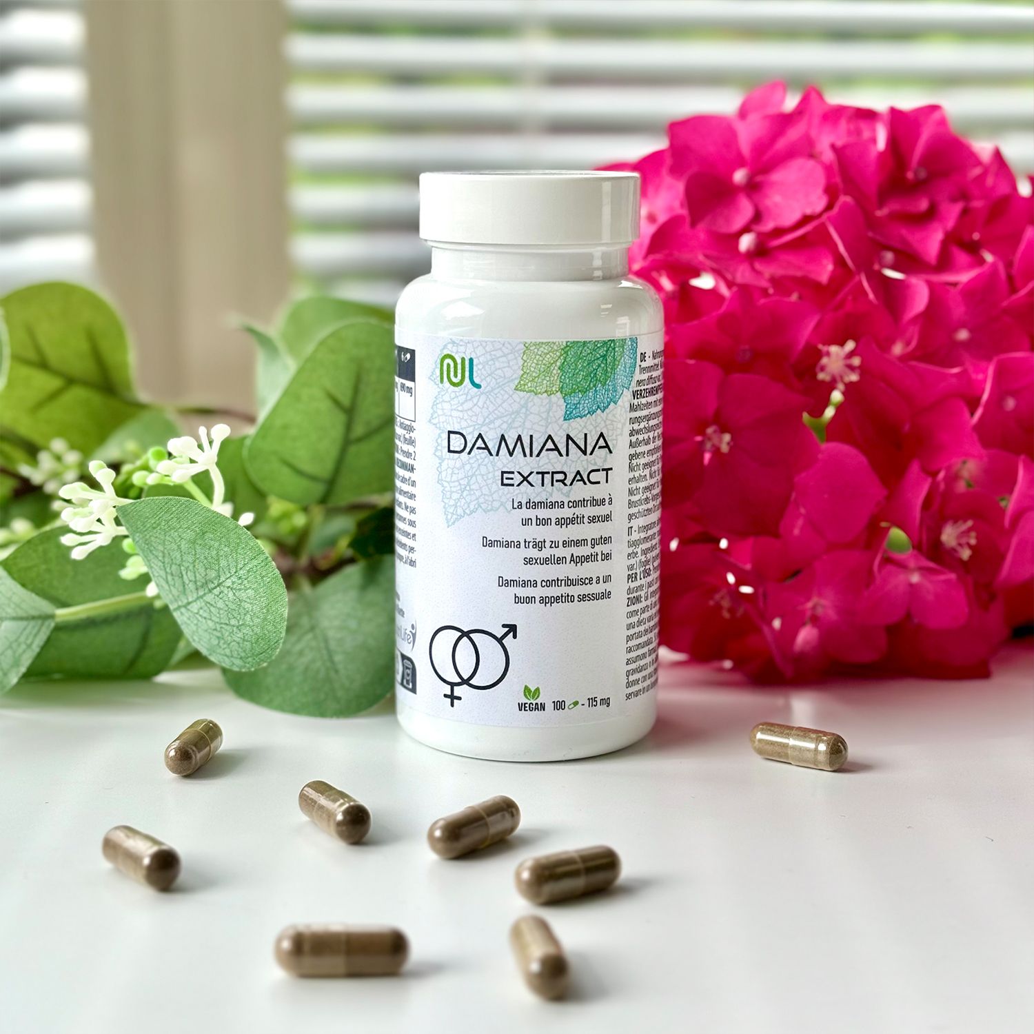 Weiße Flasche mit Kapseln. Aufschrift: DAMIANA EXTRACT. Vegan-Logo. Braune Kapseln liegen verstreut.
