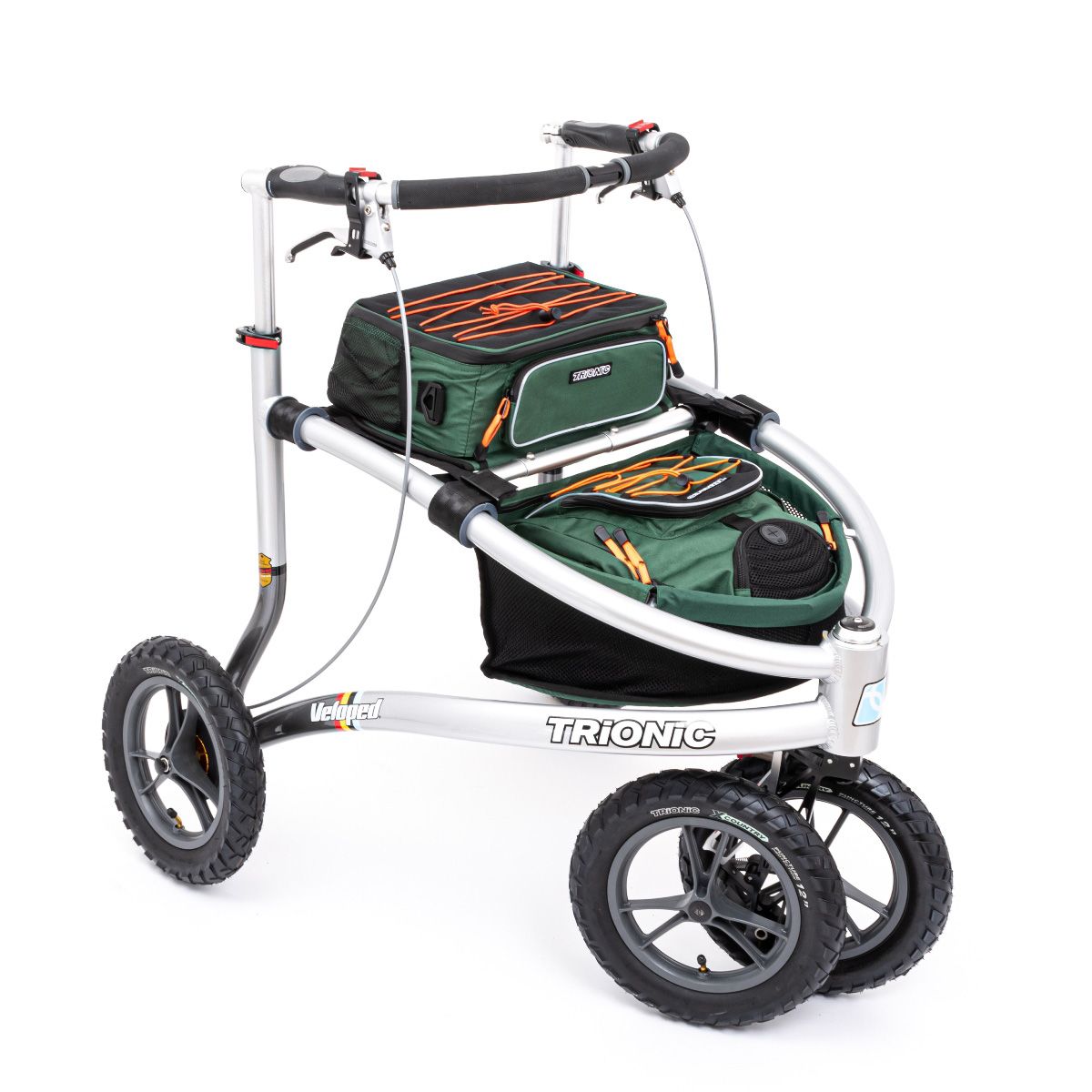 Rollator mit drei Rädern, silberfarbenem Rahmen, grüner Tasche mit orangefarbenen Details. TRIONIC-Schriftzug.