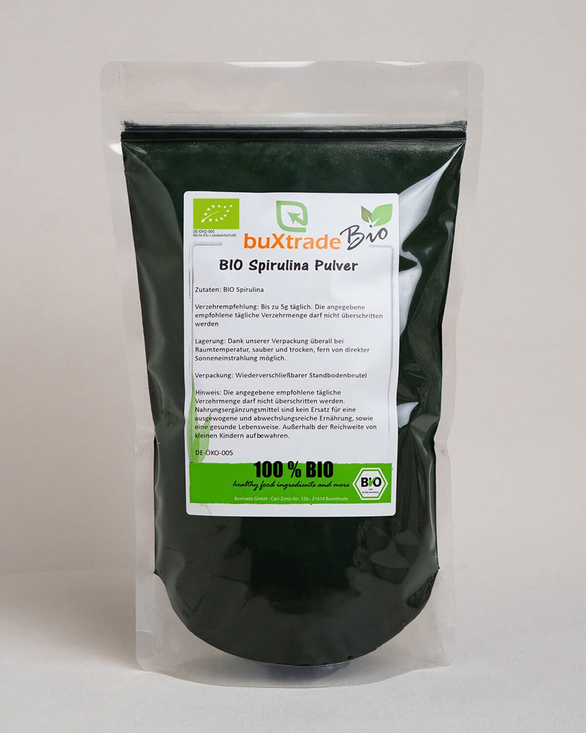 Buxtrade Bio Spirulinapulver in einem wiederverschließbaren Beutel. Grünes Pulver mit Bio-Siegel.