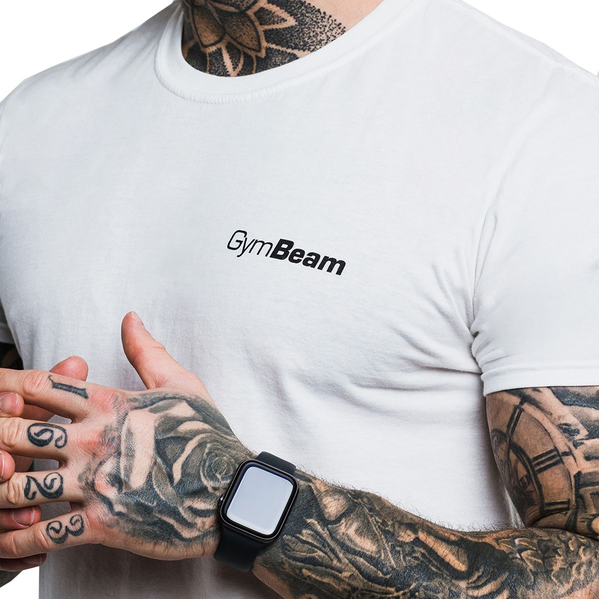 Nahaufnahme eines weißen T-Shirts mit dem GymBeam-Logo auf der linken Brustseite.