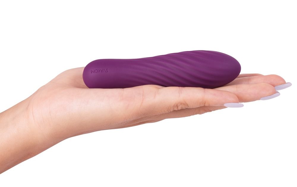Lila Vibrator mit gewellter Oberfläche, in einer Hand gehalten.