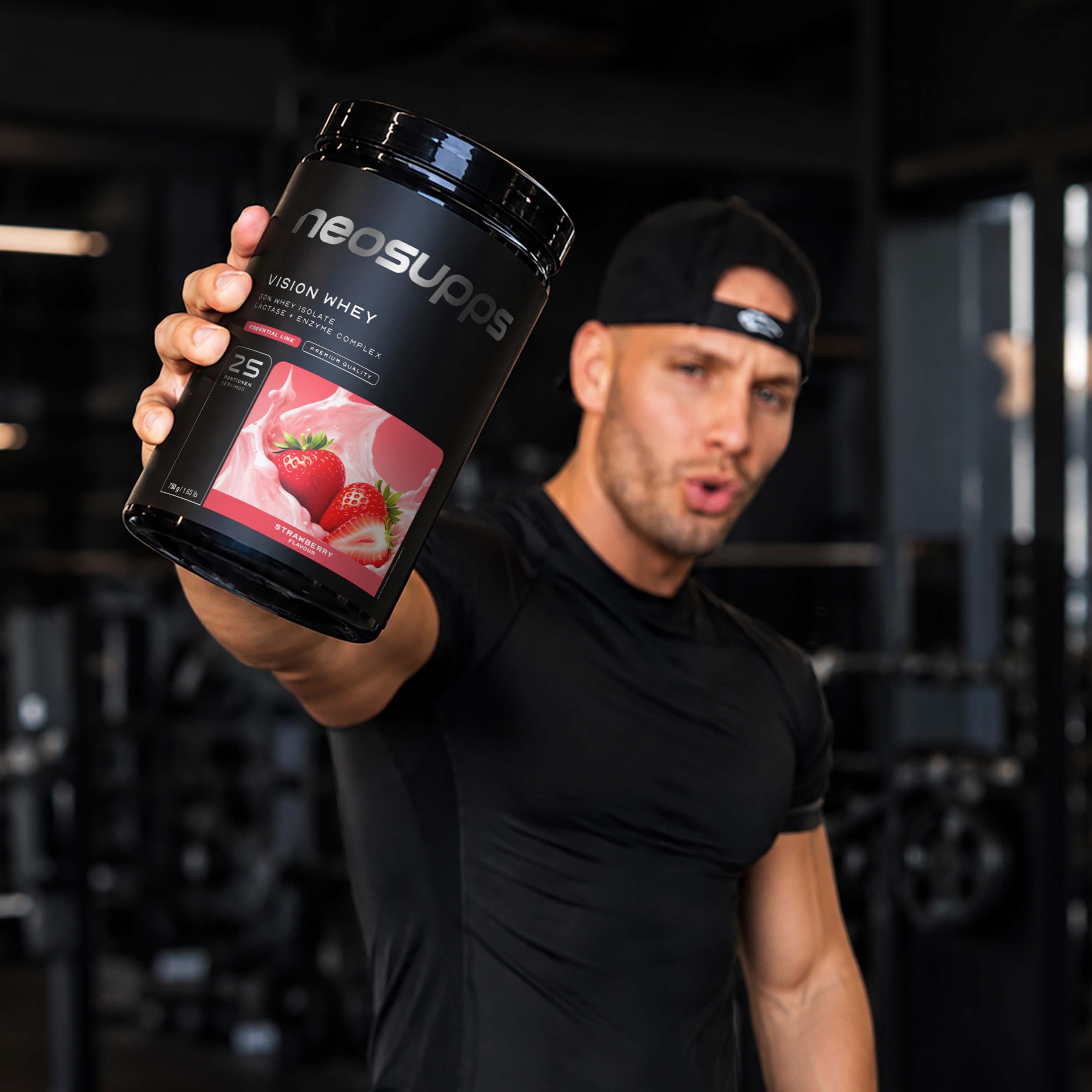 Mann hält Neosupps Vision Whey Protein Erdbeergeschmack Behälter in Fitnessstudio.