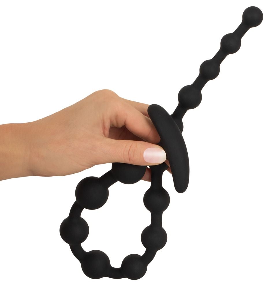 Schwarze Analperlenkette, gehalten von einer Hand. Die Kette hat unterschiedlich große Kugeln und einen T-förmigen Griff.