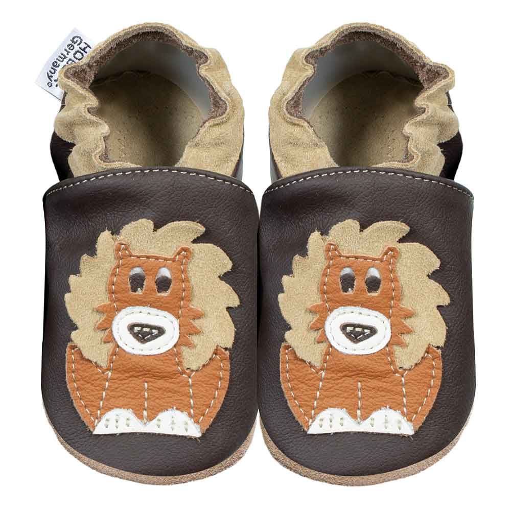Dunkelbraune Kinderschuhe mit Löwenmotiv. HOBEA-Germany Logo. Beige und braune Lederoptik. Hellbraune Sohle. Gestickte Details.