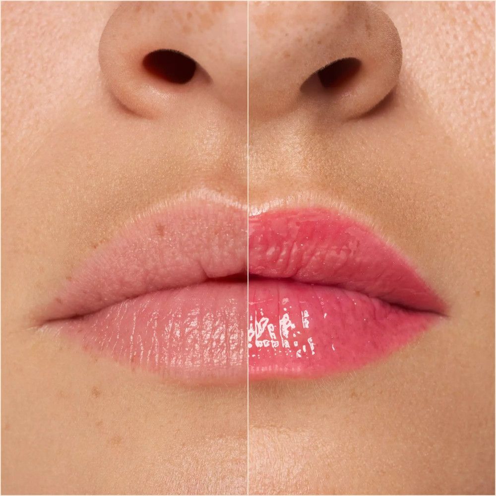 Vergleich von Lippen: links ungeschminkt, rechts mit glänzendem Lippenbalsam. Hautfarbener Hintergrund.